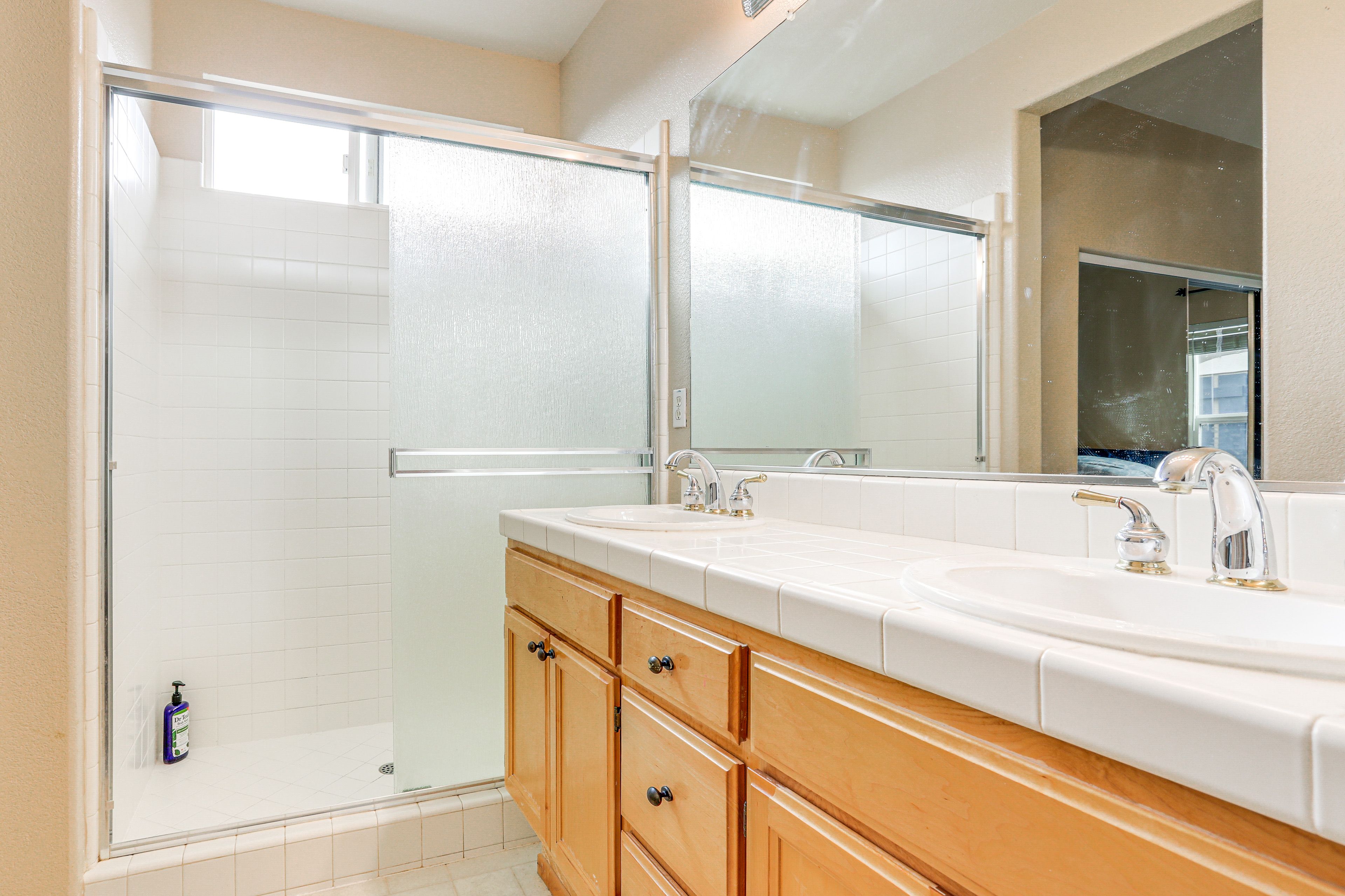 Full Bathroom | 2nd Floor | Walk-In Shower | Towels Provided