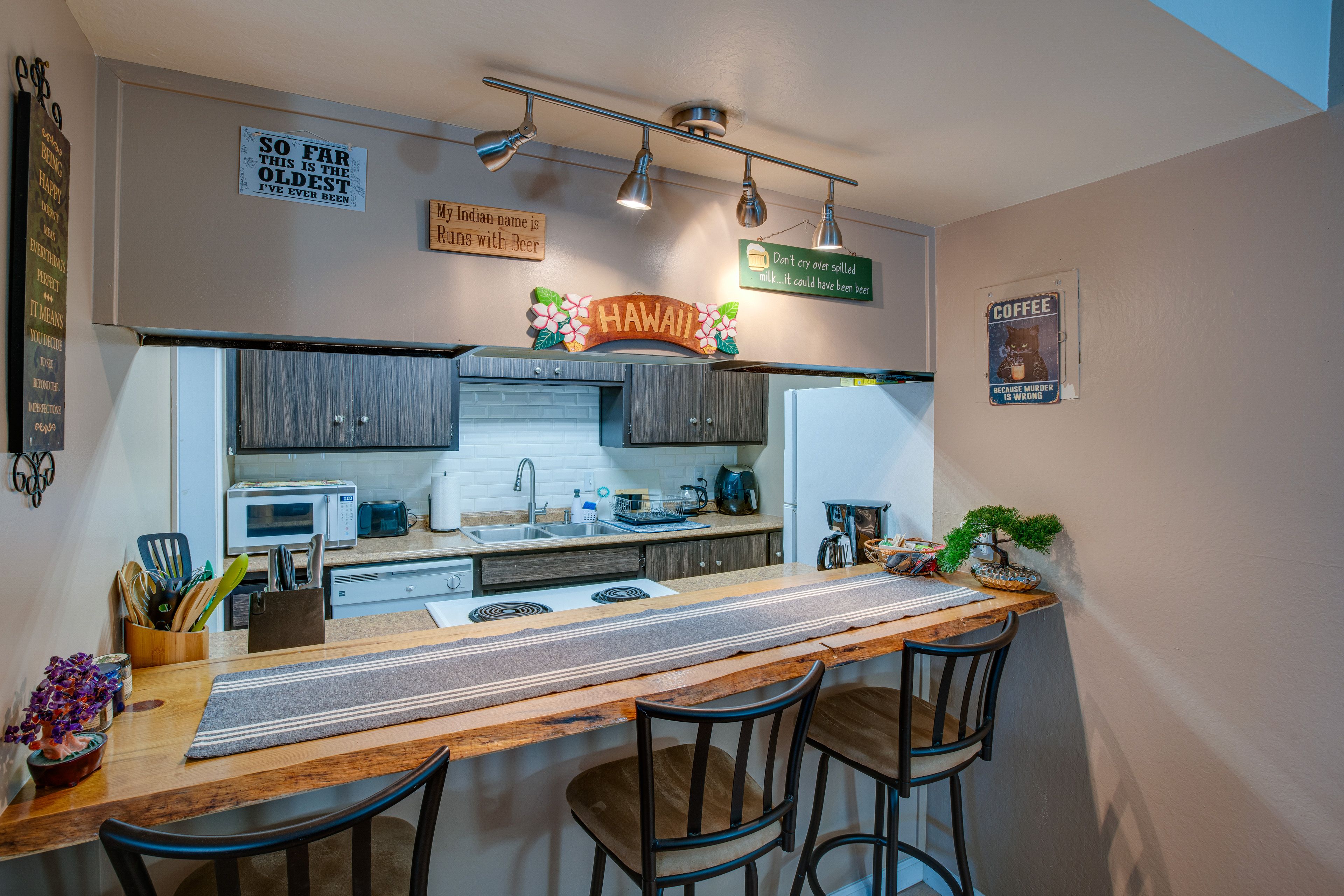 Kitchen Bar Seating | 1st-Floor Condo Unit | 2 Mi to Heavenly Mountain Resort