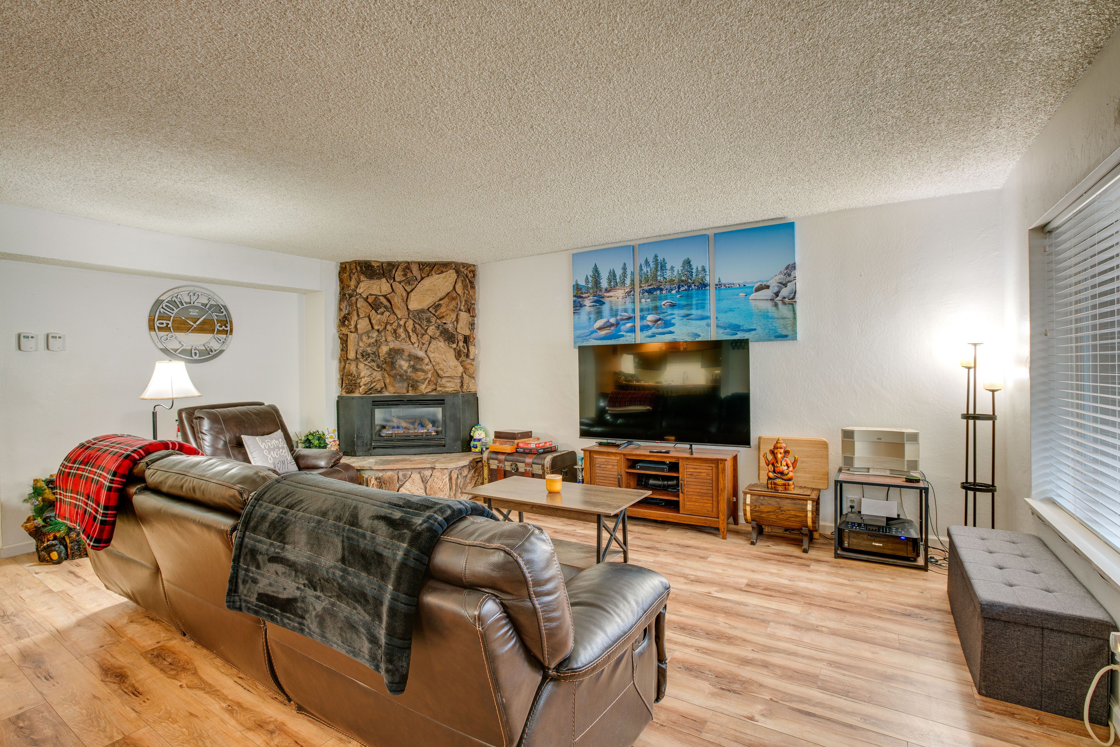 Living Room | Fireplace | Smart TV | Free WiFi