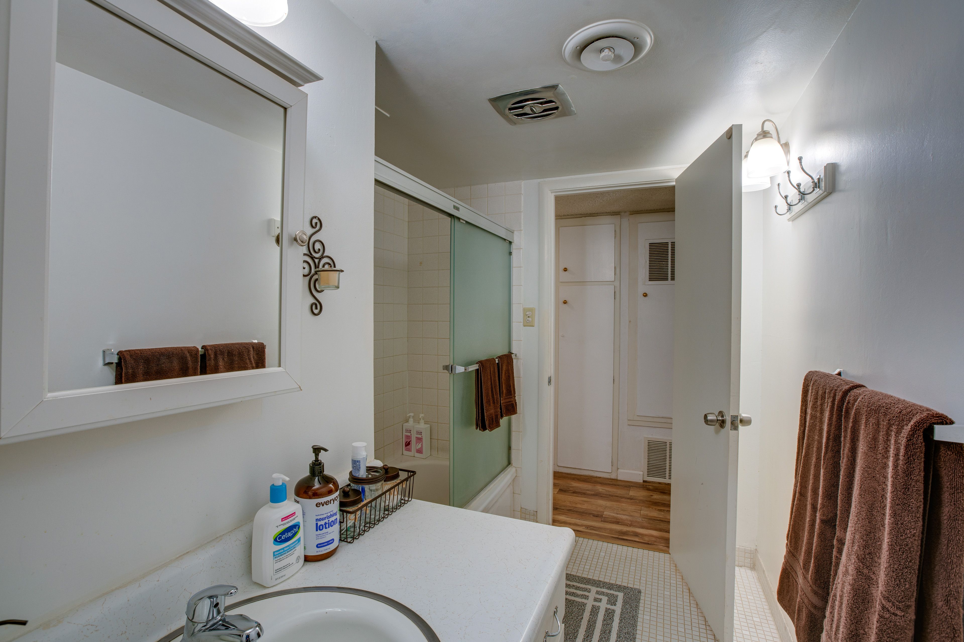 Full Bathroom | Towels Provided
