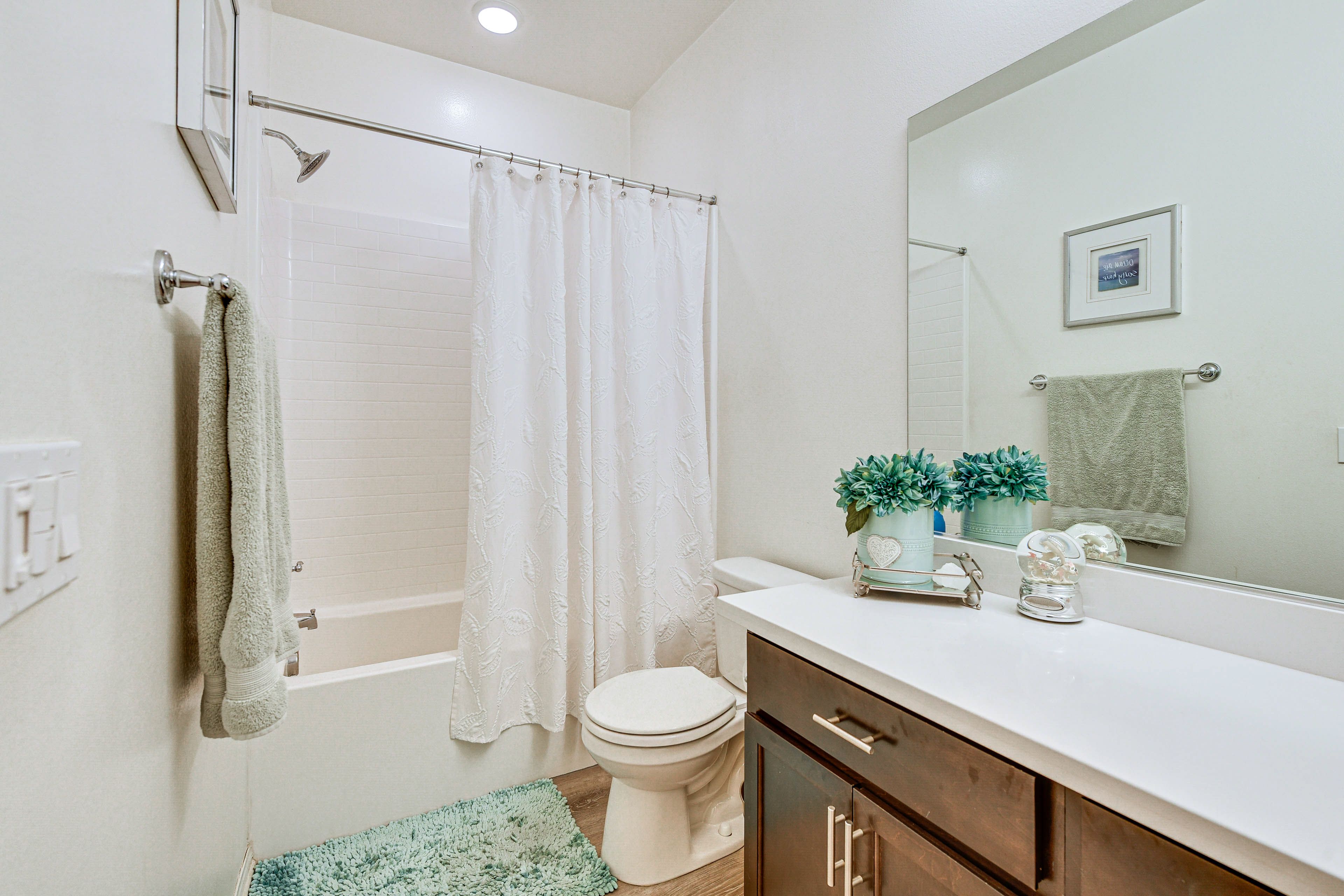 Full Bathroom | Towels Provided