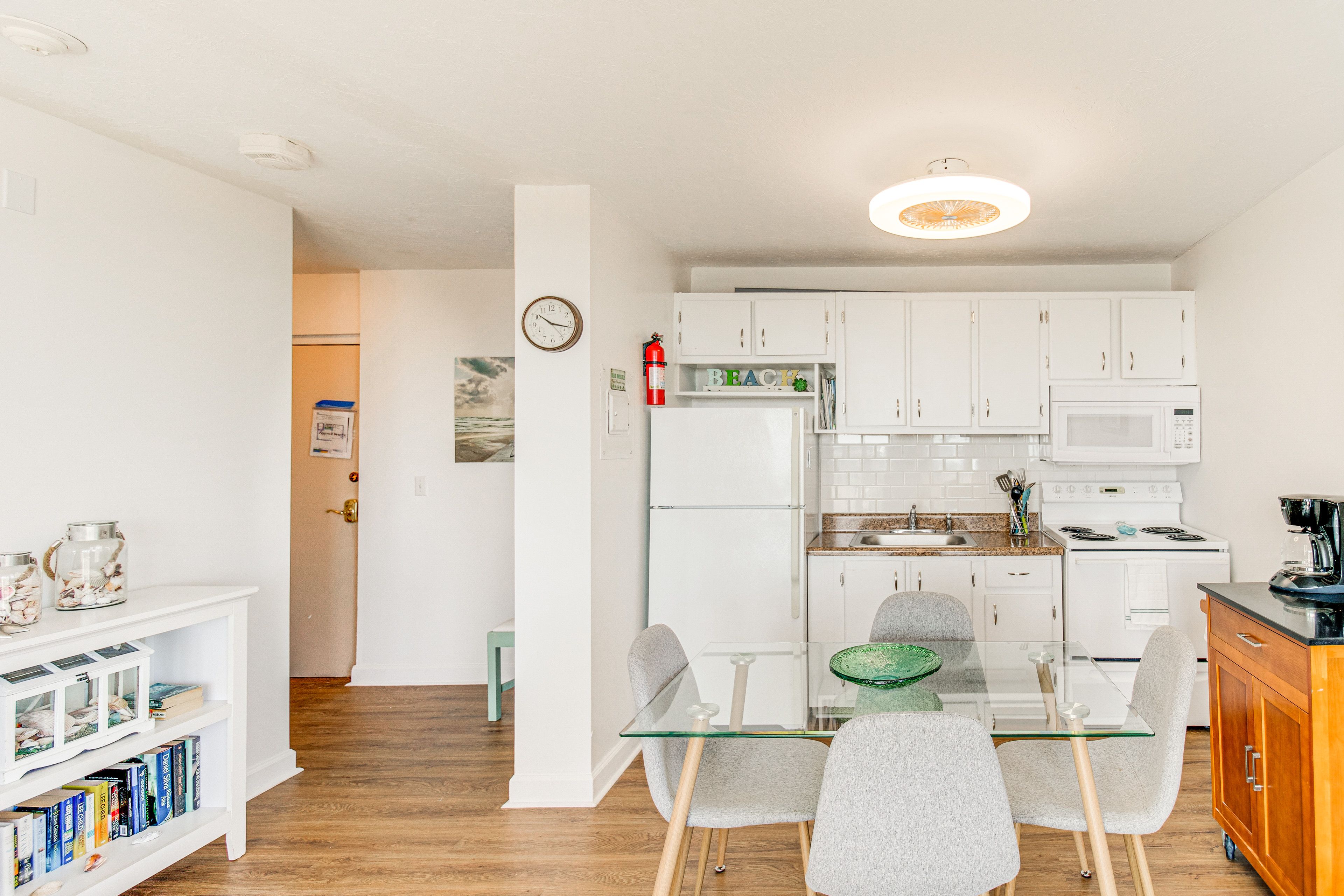 Dining Area | Dishware/Flatware