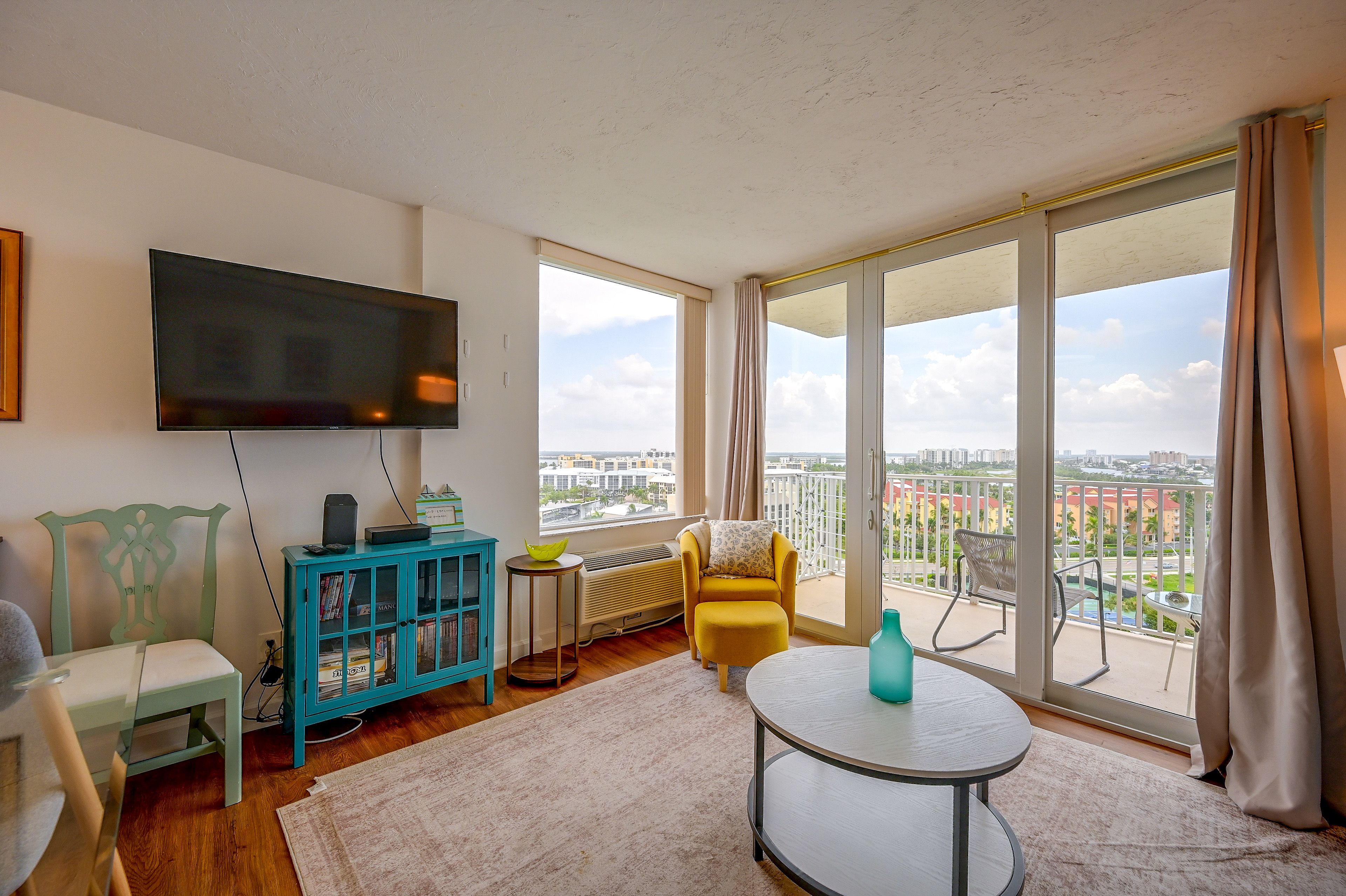 Living Area | Queen Sleeper Sofa | Flat-Screen TV | Books
