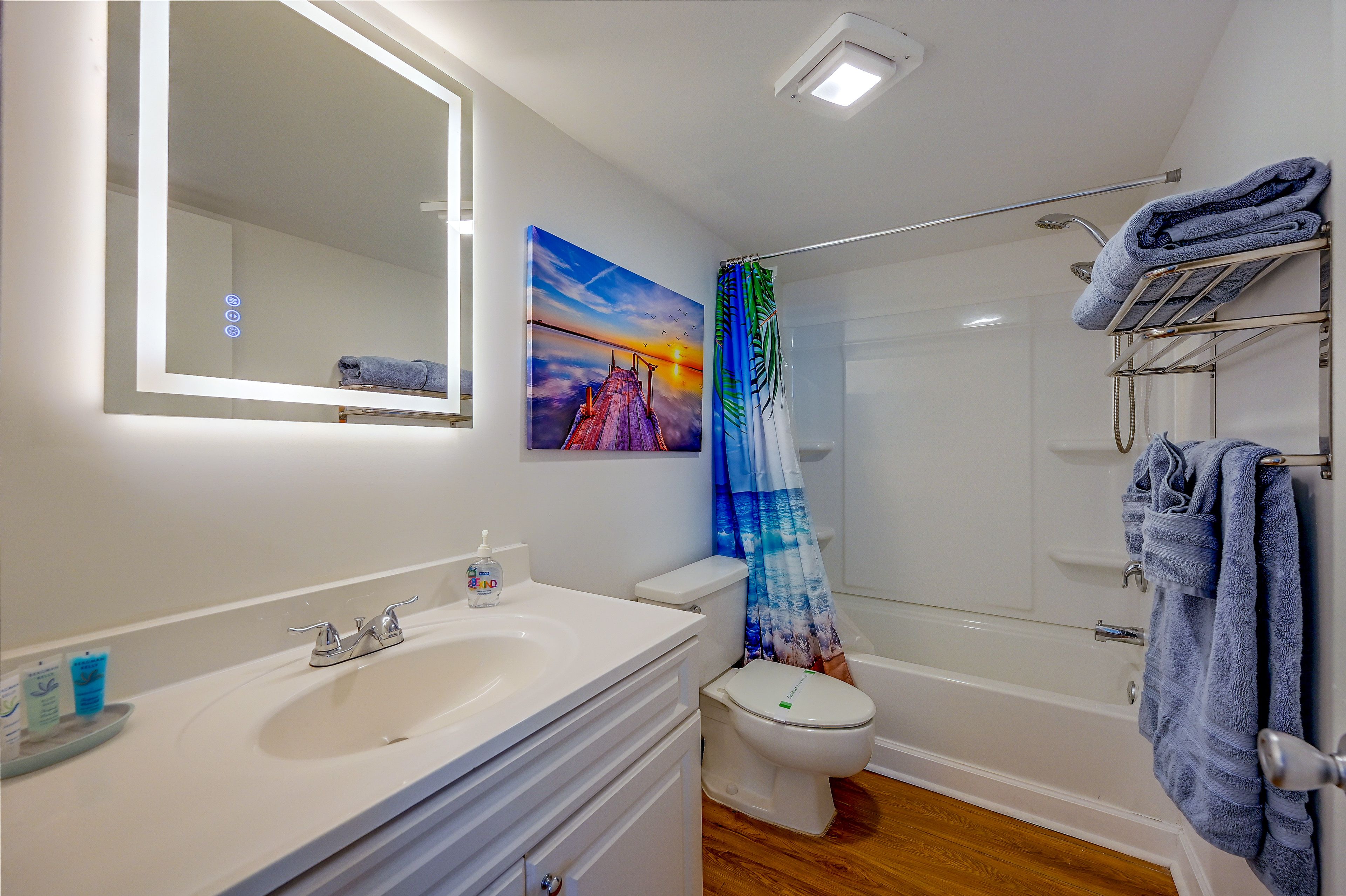 Full Bathroom | Complimentary Toiletries | Towels Provided
