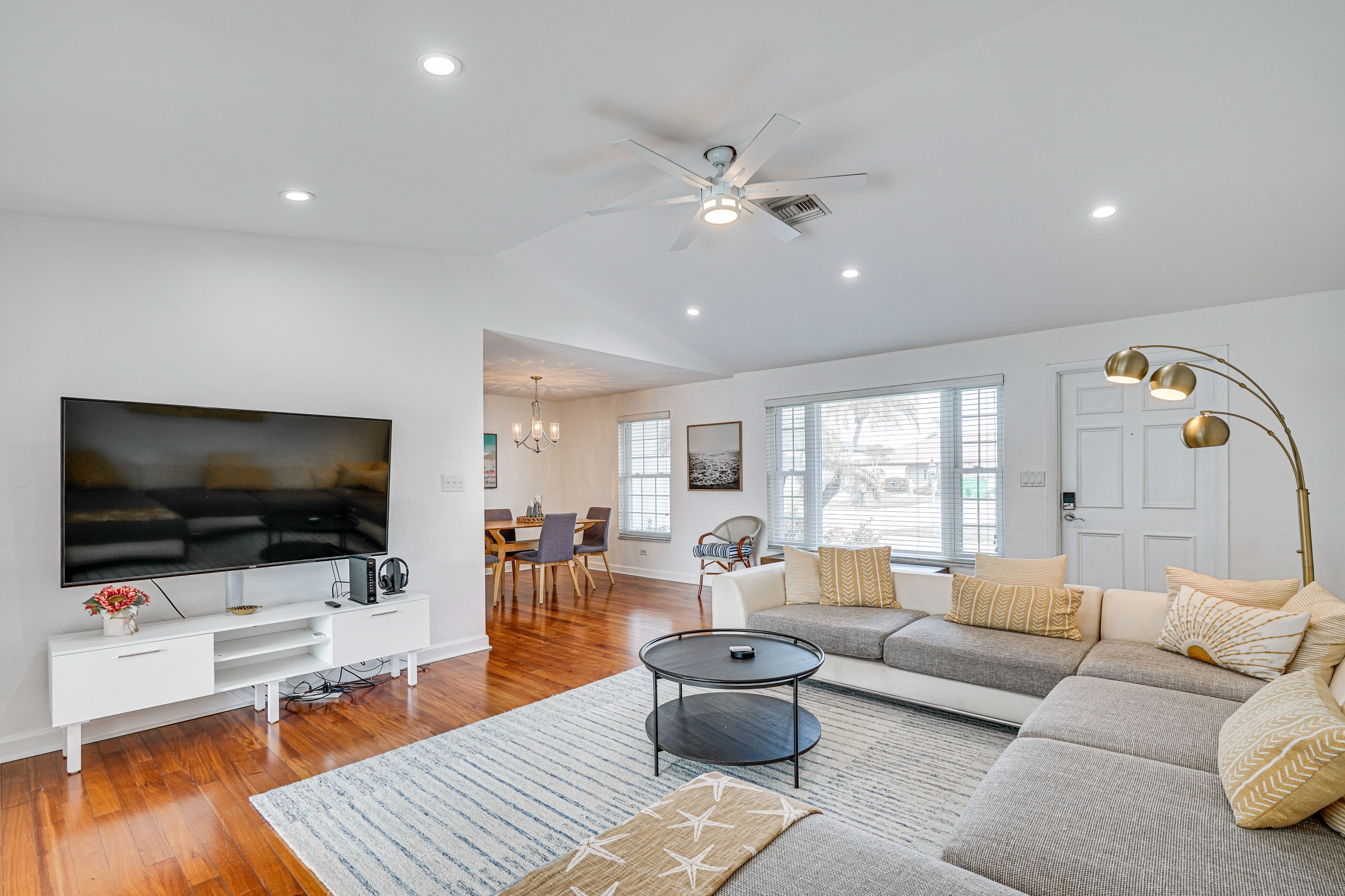 Living Room | Free WiFi | Central A/C | Smart TV