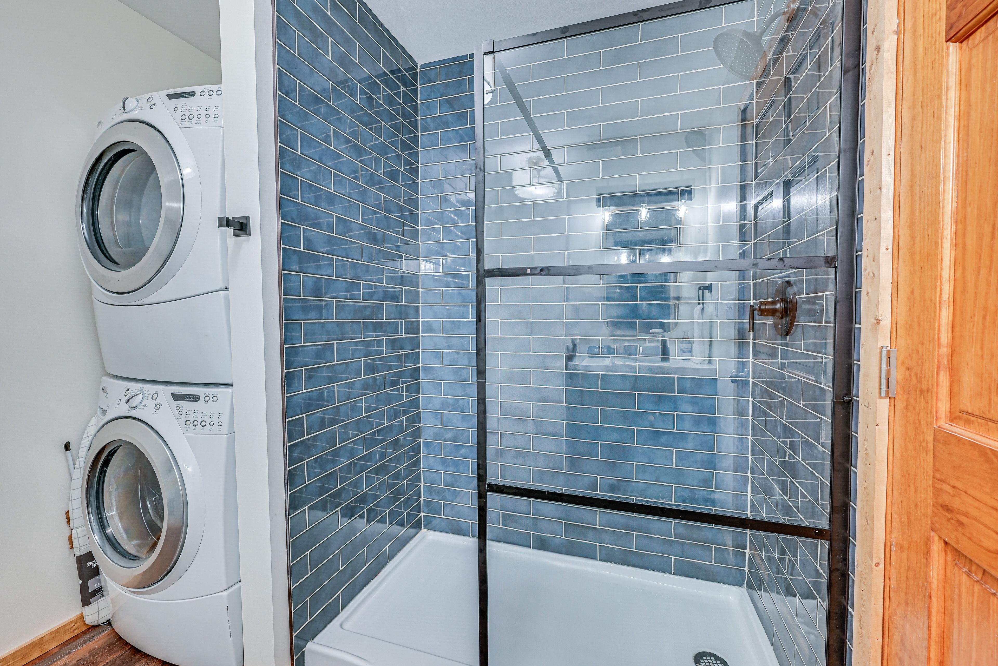Full Bathroom | 1st Floor | Complimentary Toiletries