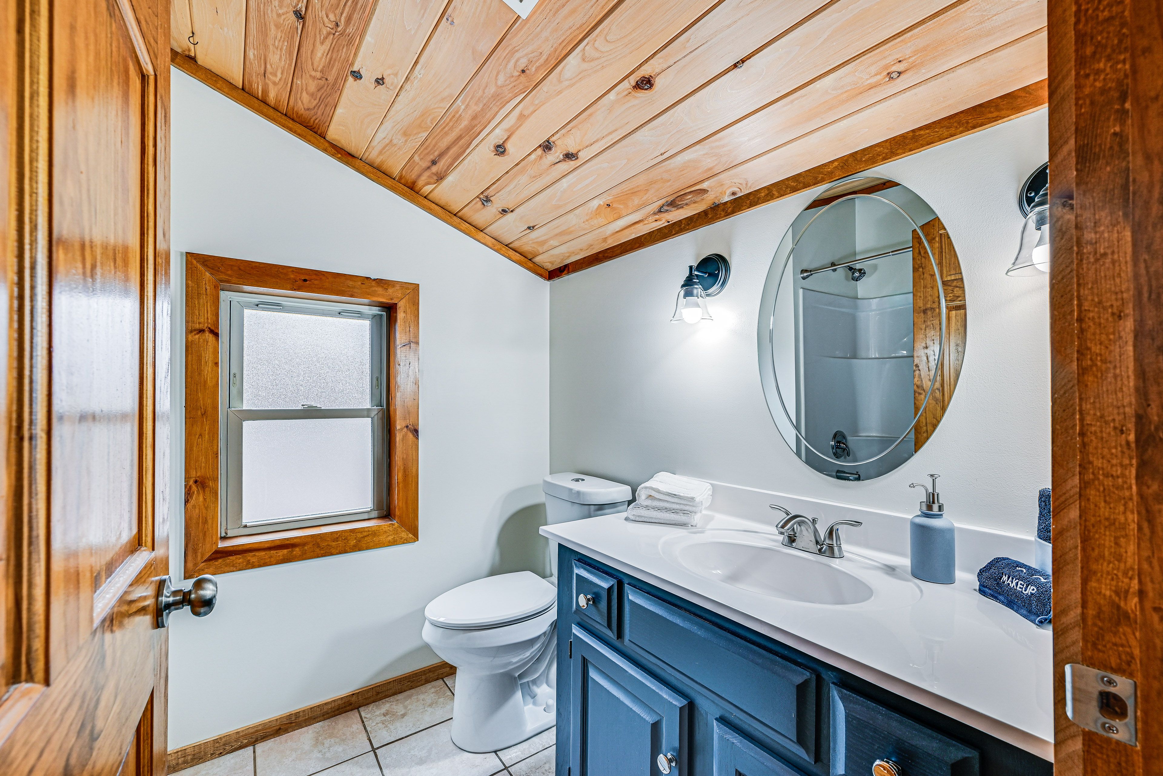 Full Bathroom | 2nd Floor | Towels Provided