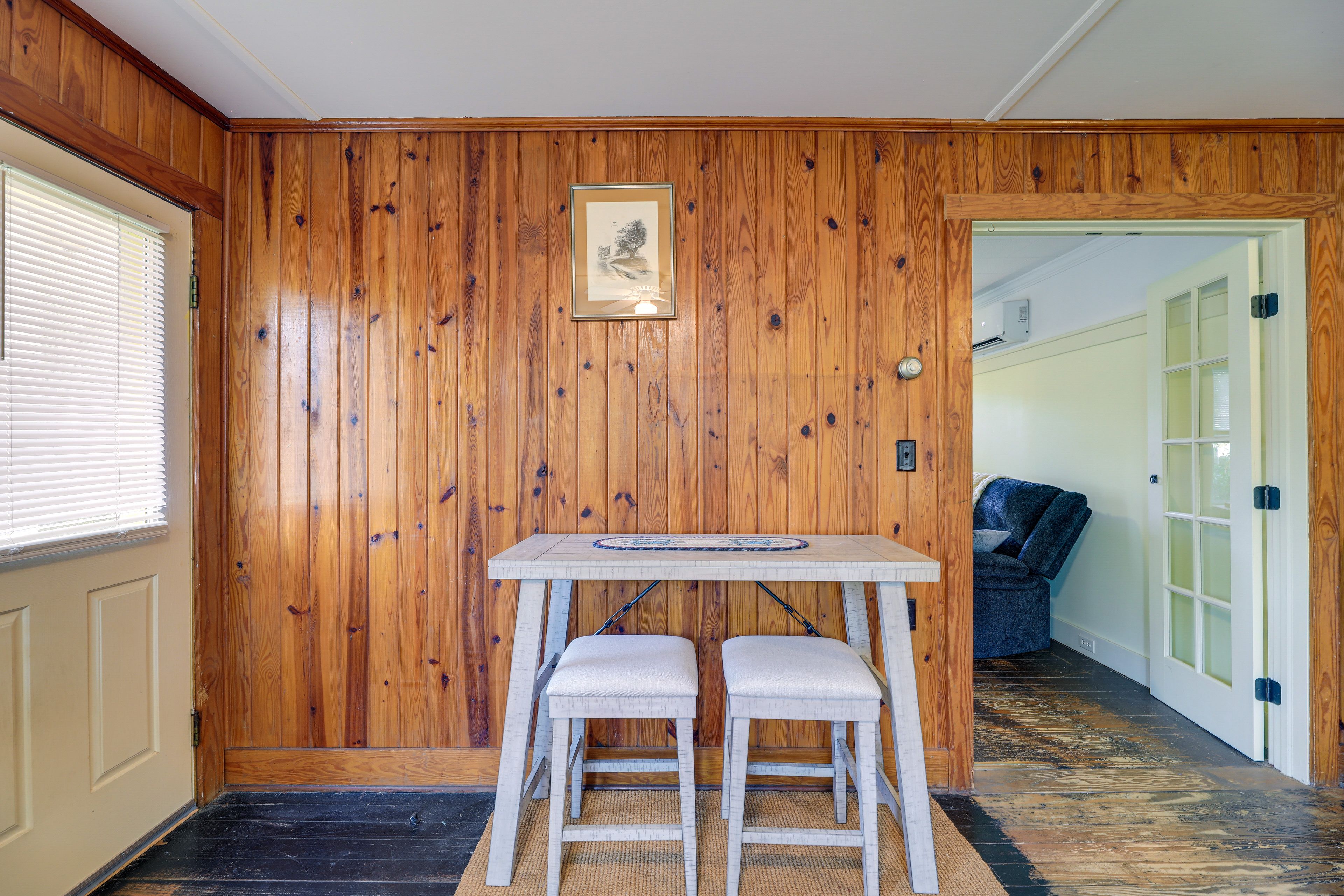 Dining Area | Dishware/Flatware Provided