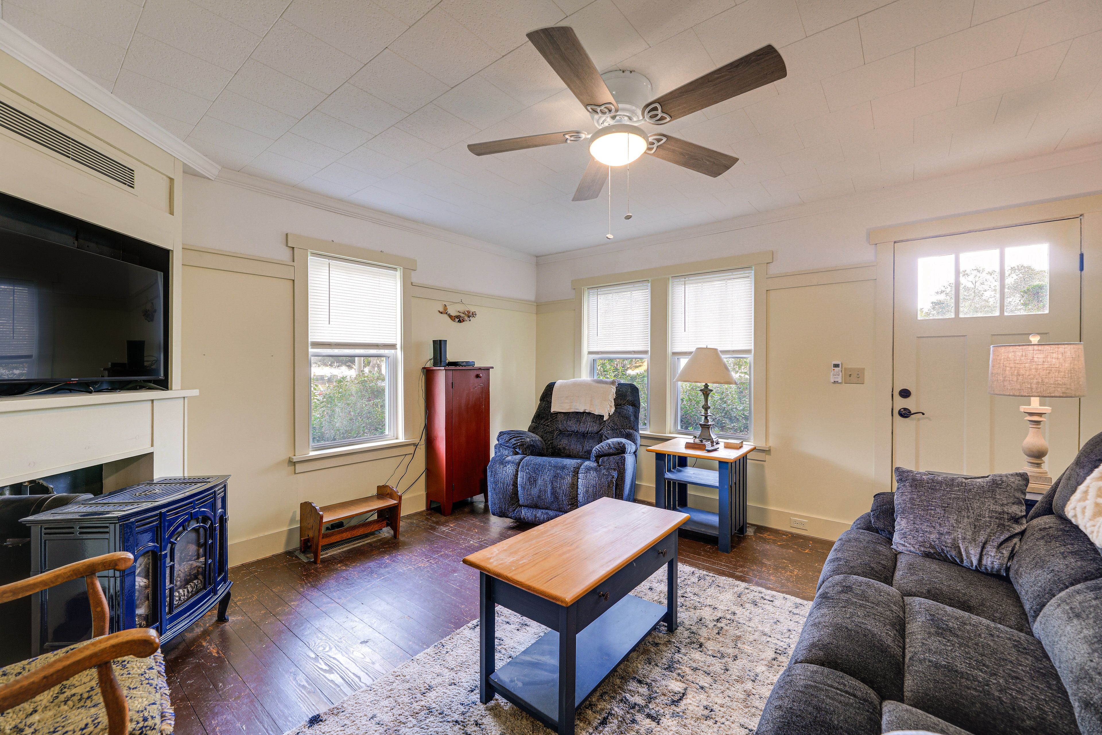 Living Room | Free WiFi | A/C Units | Smart TV