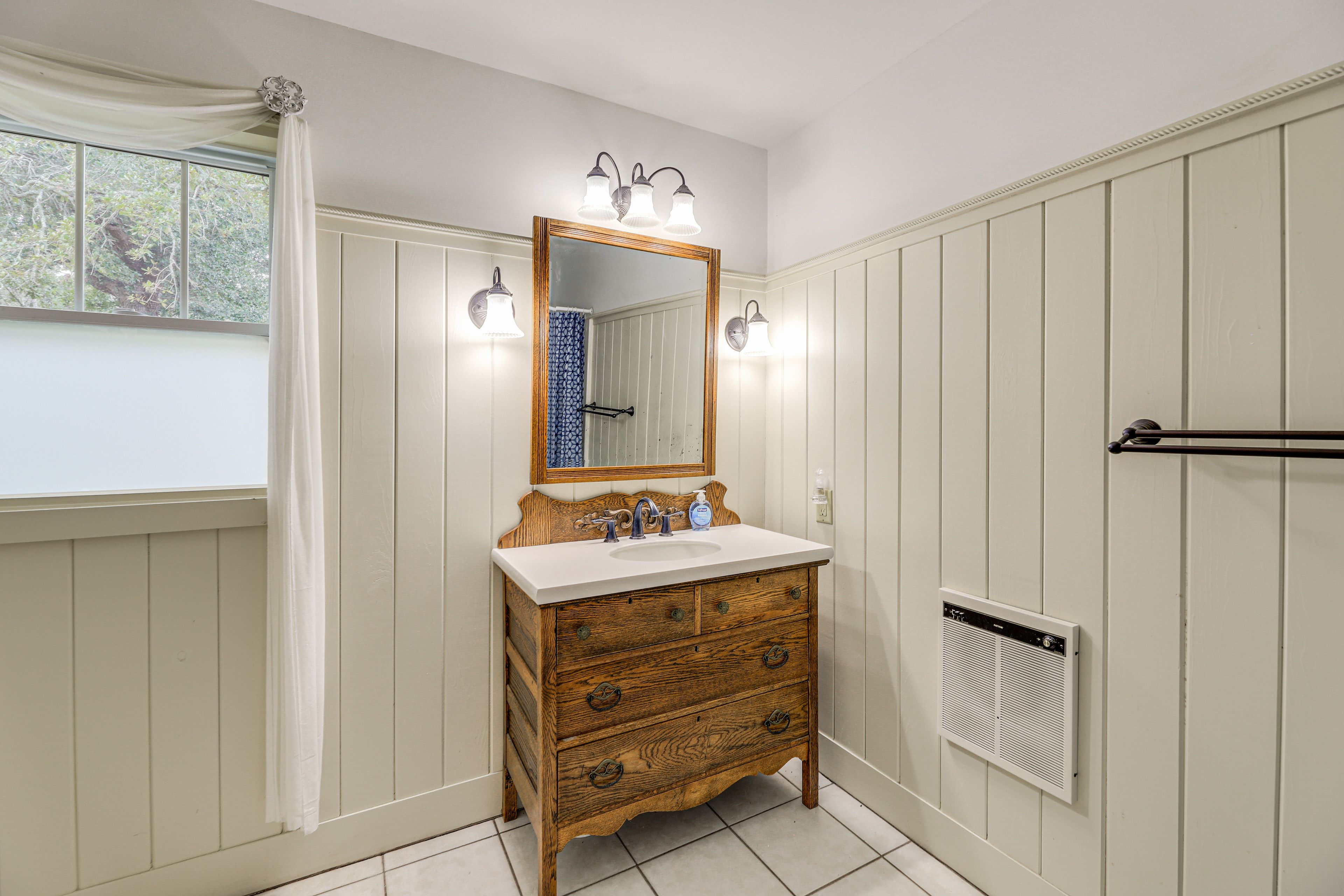 Bathroom | Complimentary Toiletries | Towels Provided