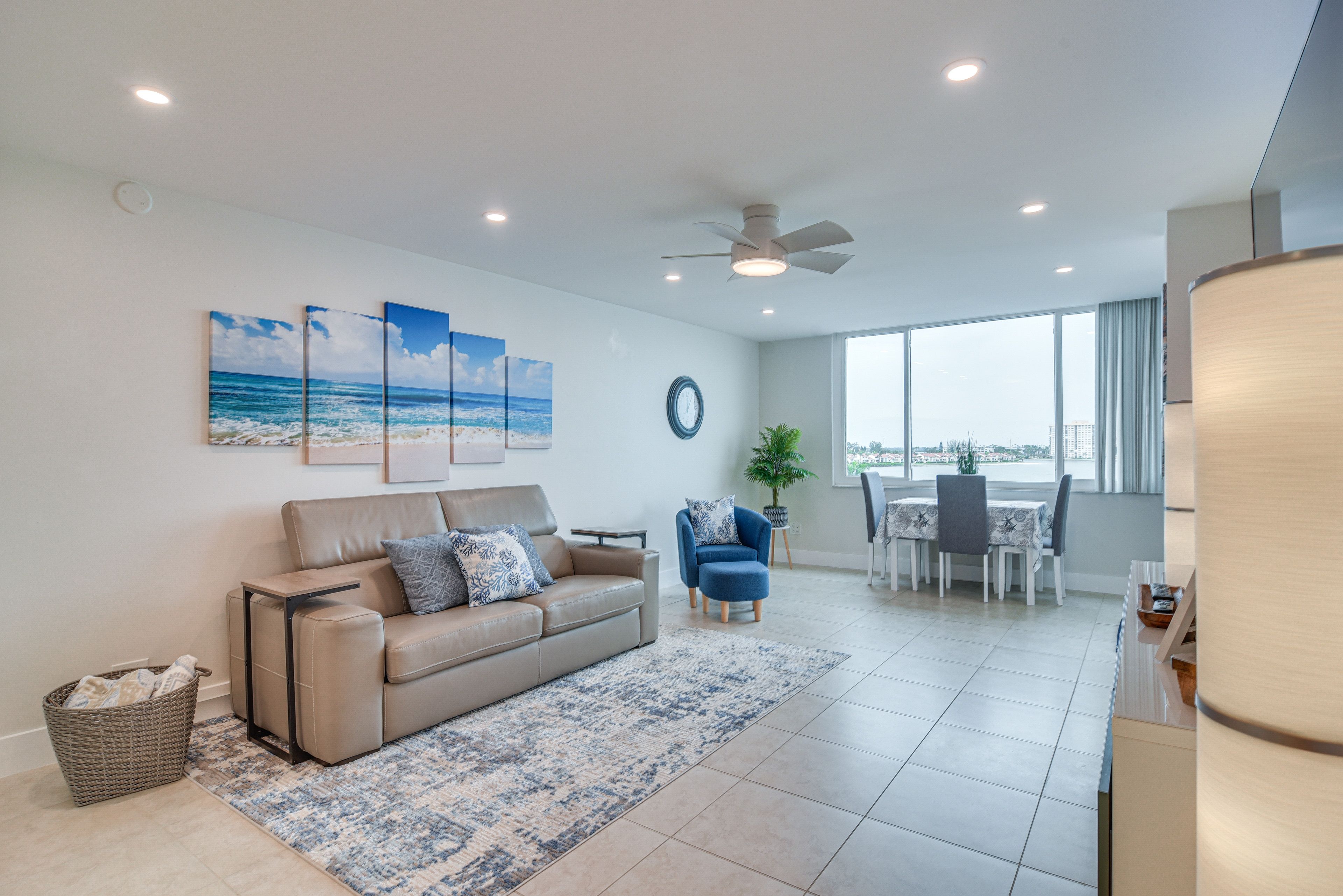 Living Room | Central Heating & A/C | Smart TV | Free WiFi