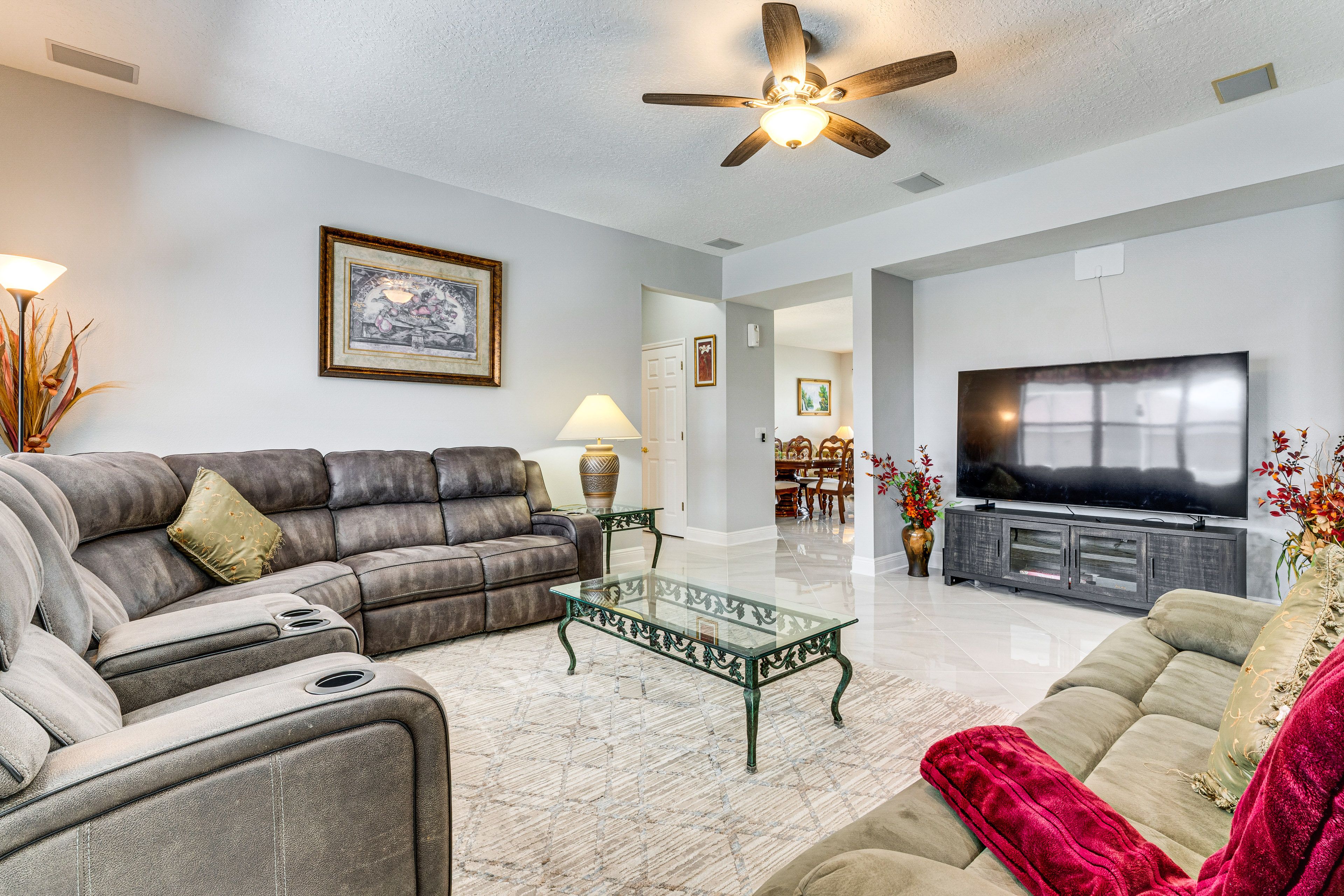 Living Room | Queen Sleeper Sofa | 1st Floor | Smart TV | Free WiFi