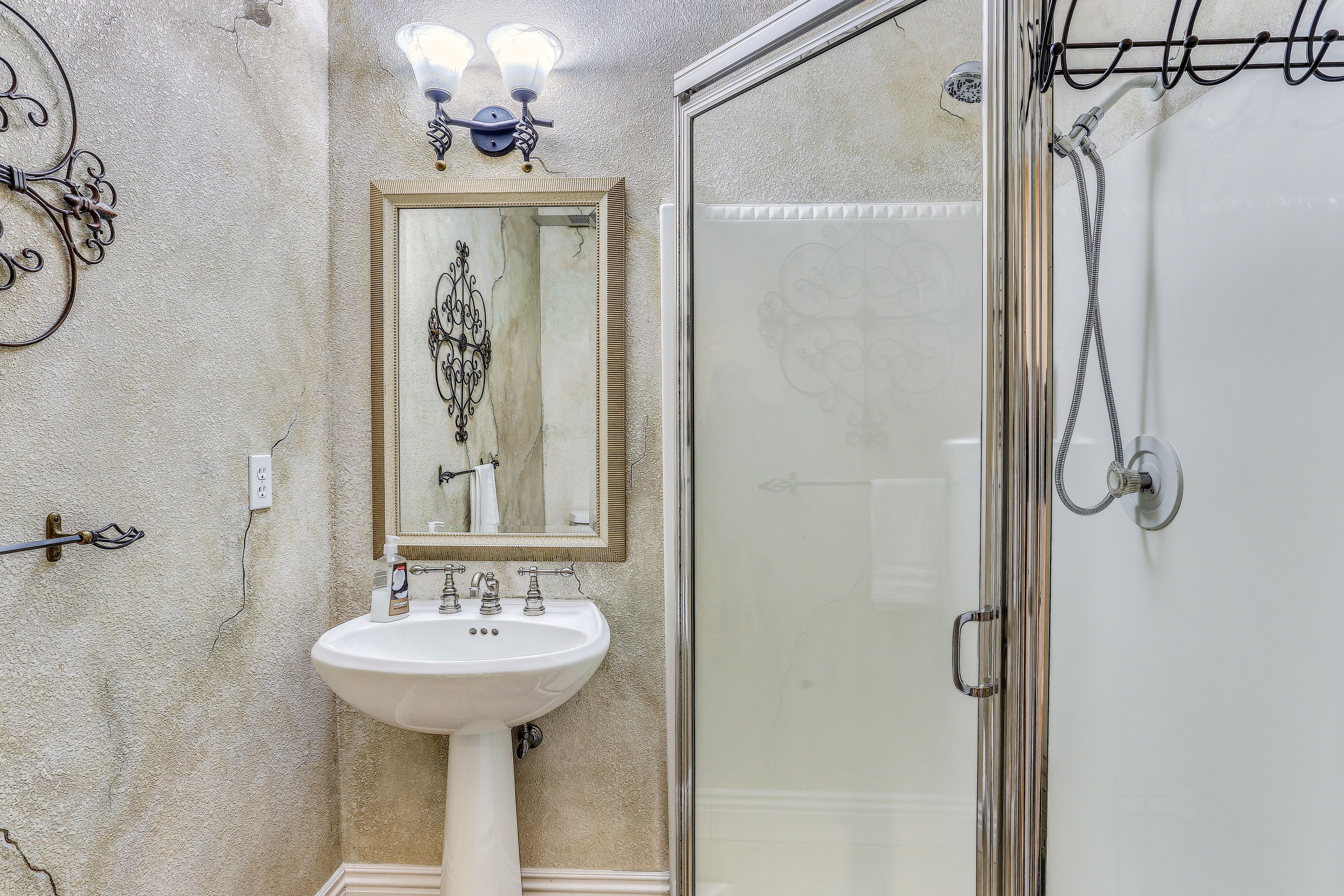 Full Bathroom | Complimentary Toiletries