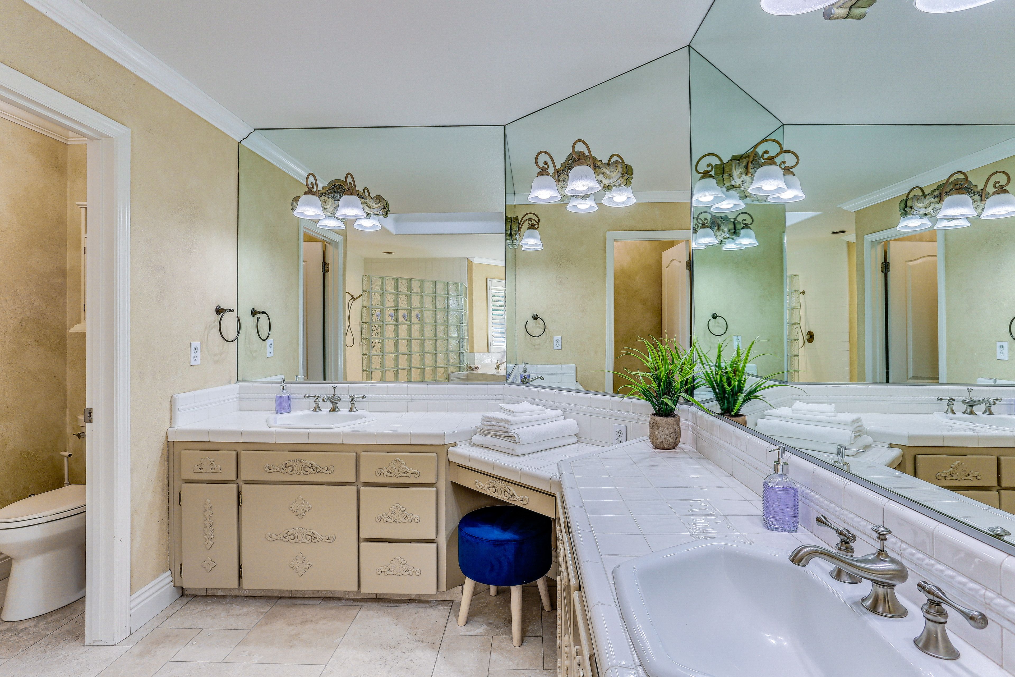 Full Bathroom | Towels Provided