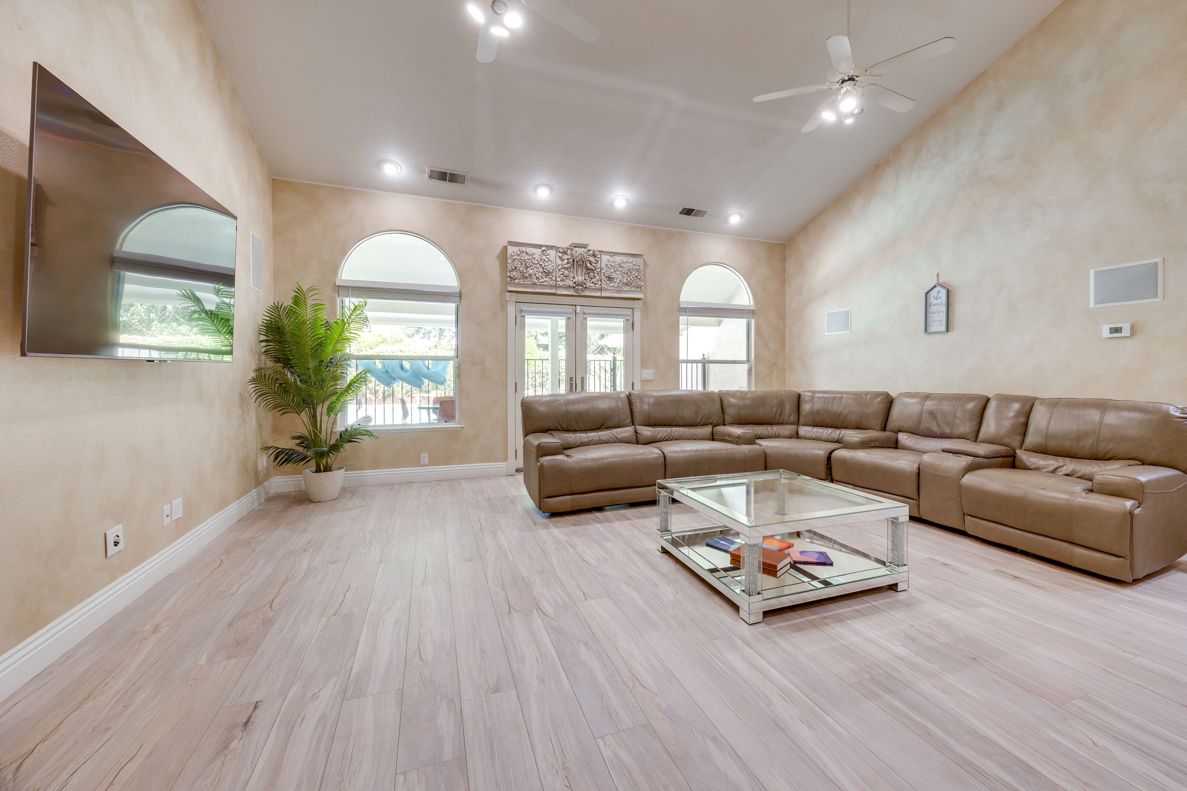 Living Room | Smart TV | Central Air Conditioning