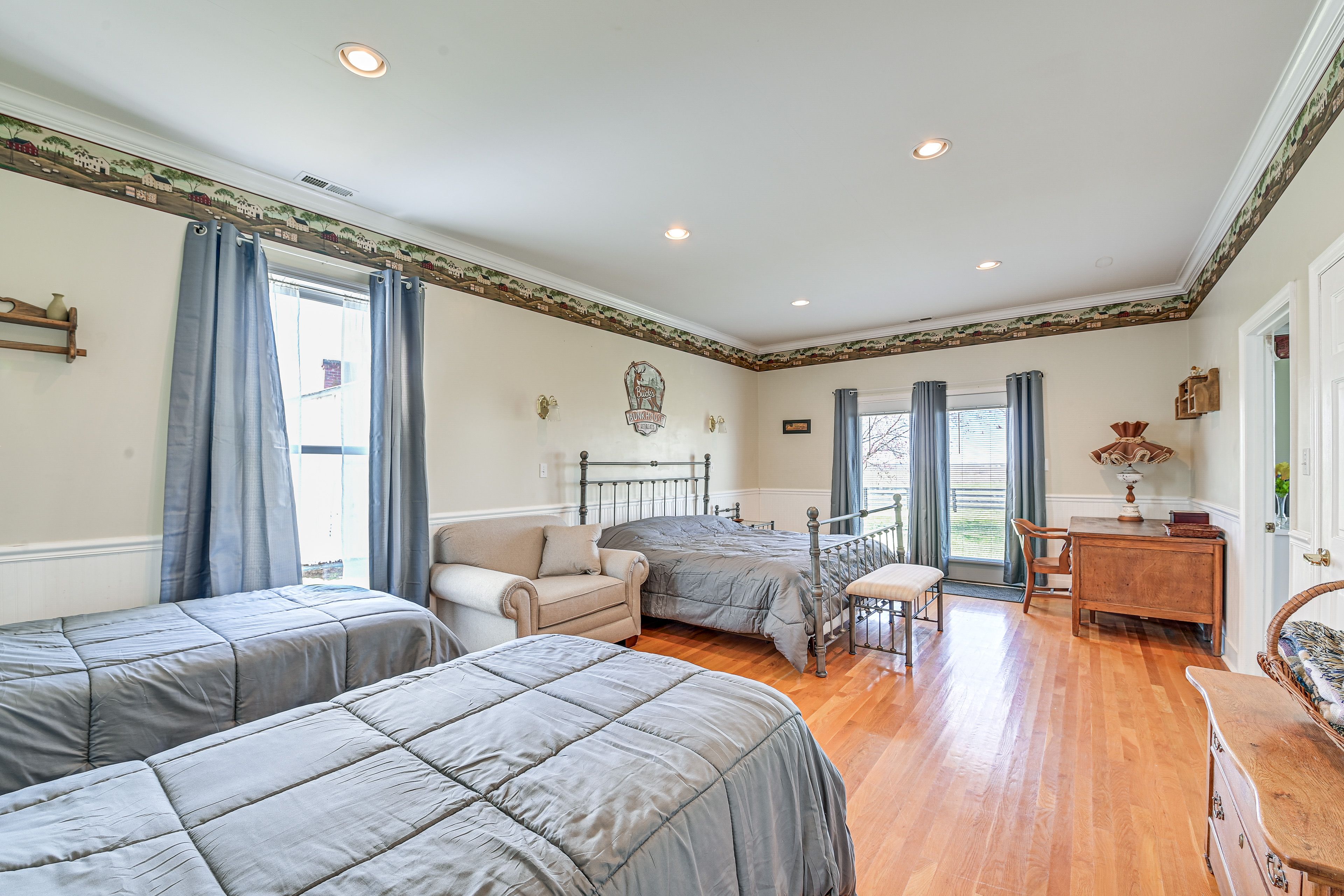 Bedroom Suite | King Bed | 2 Twin Beds | 1st Floor