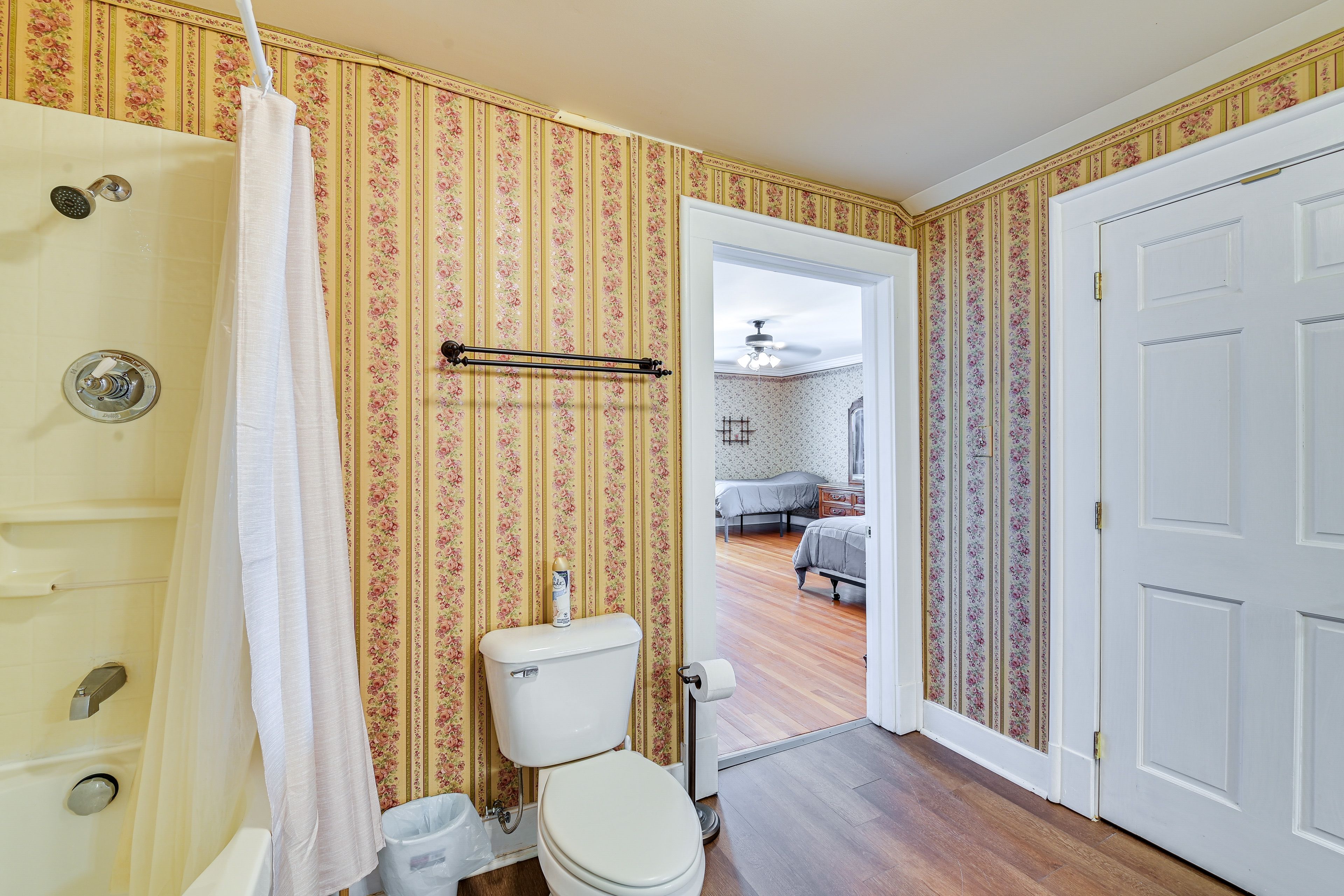 Full Bathroom | Towels Provided | 2nd Floor