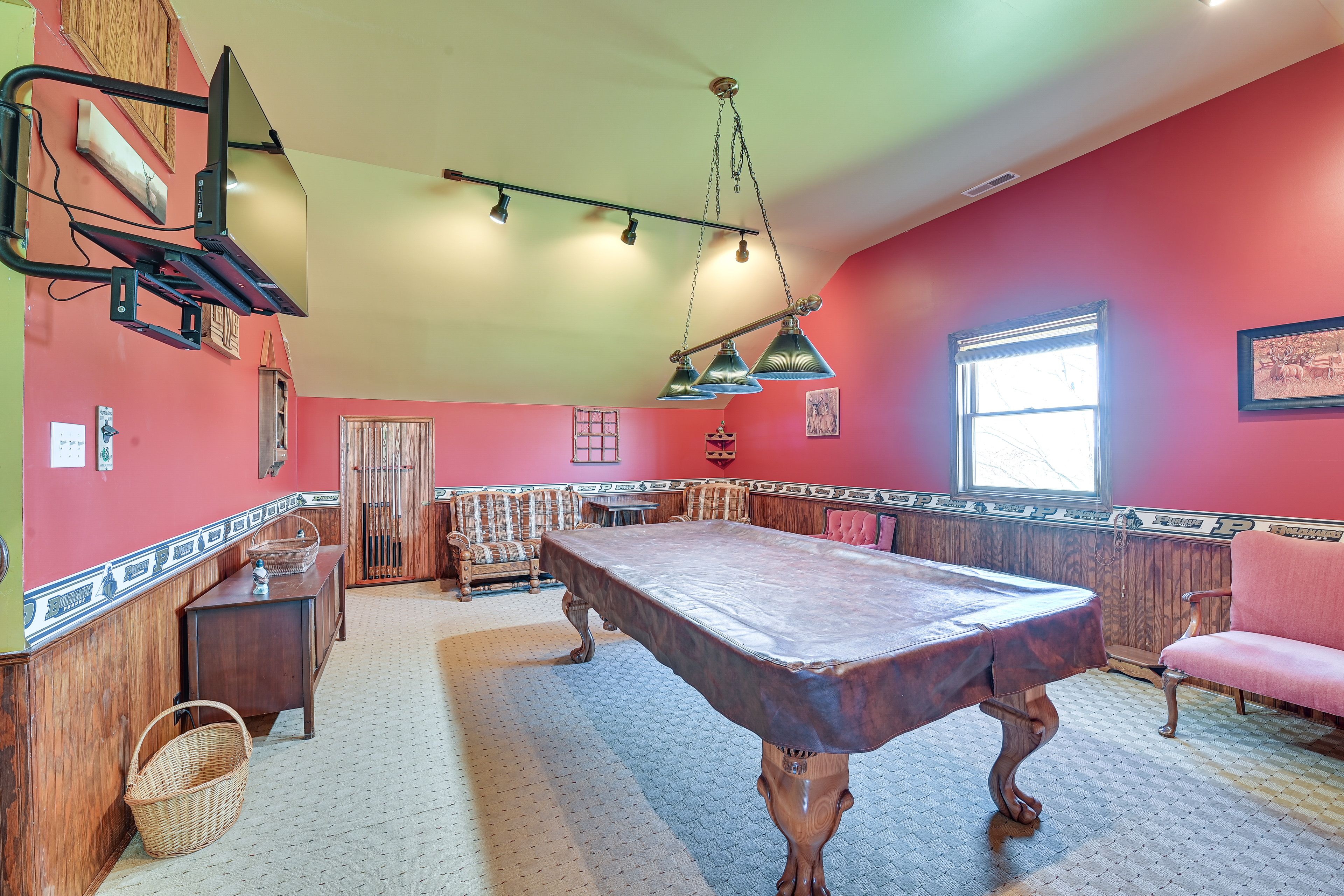 Game Room | Pool Table | Dart Board | Central Air Conditioning/Heat | Free WiFi