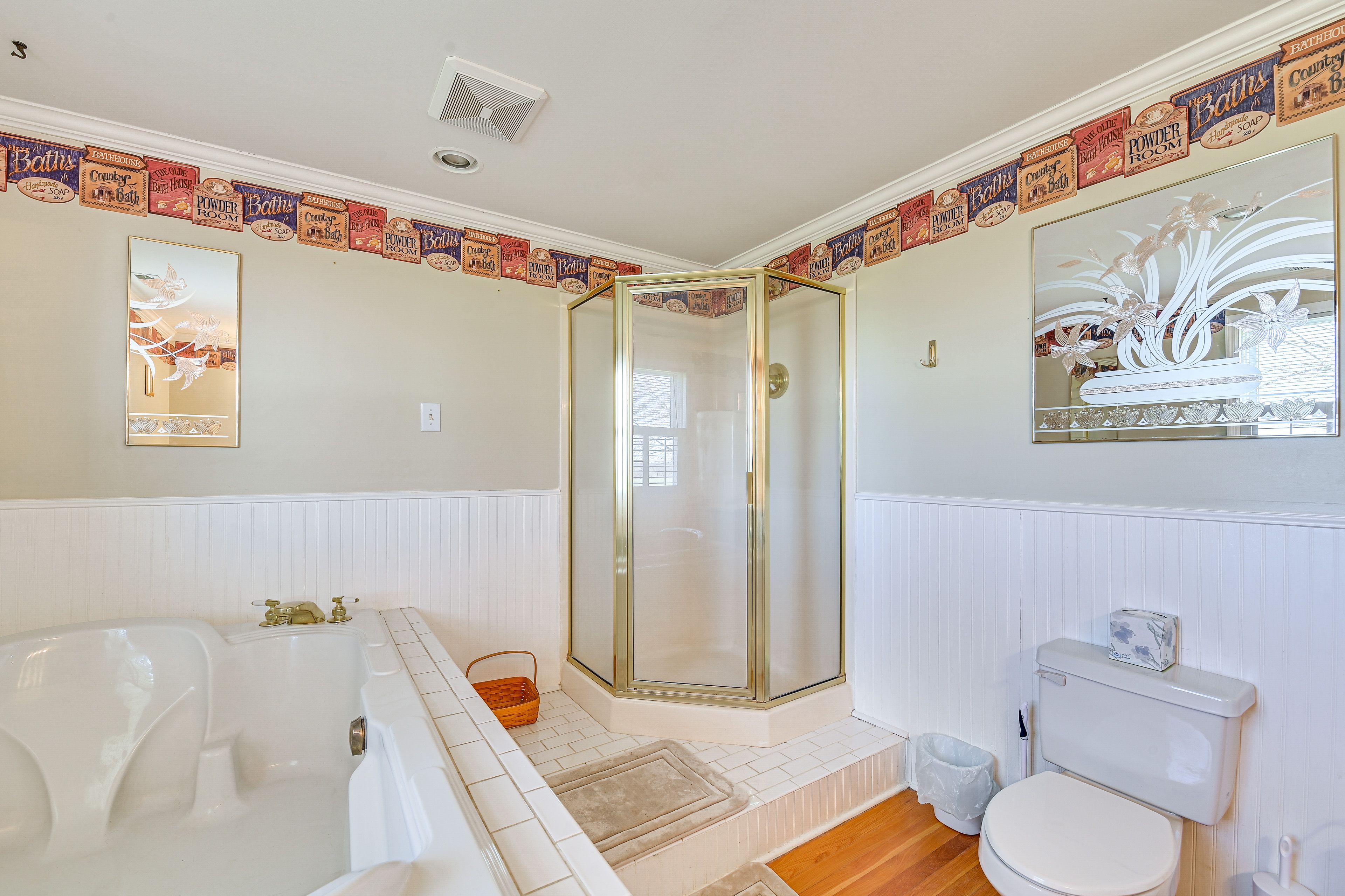 En-Suite Bathroom | Complimentary Toiletries | 1st Floor