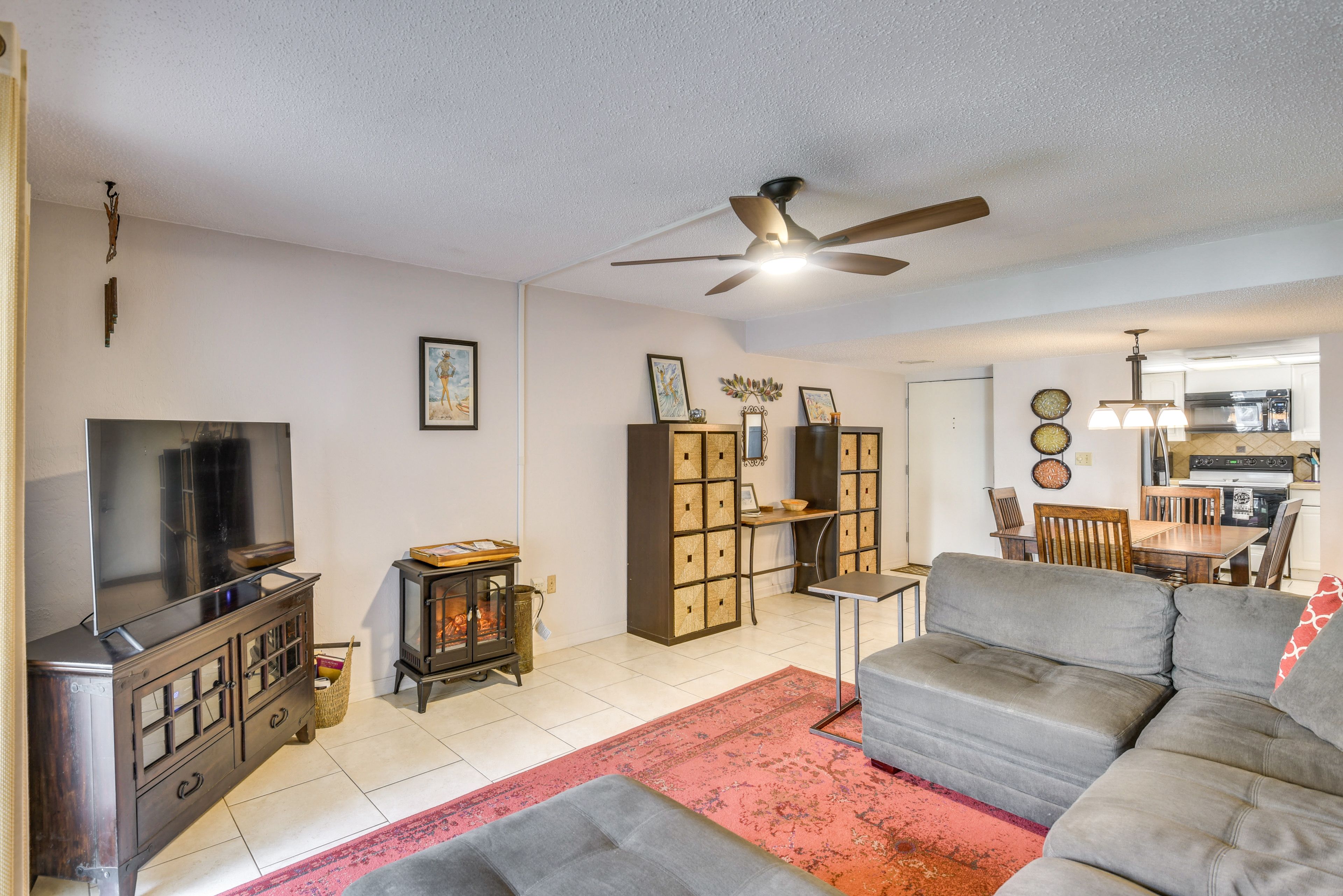 Living Room | Free WiFi | Central A/C & Heat | Smart TV