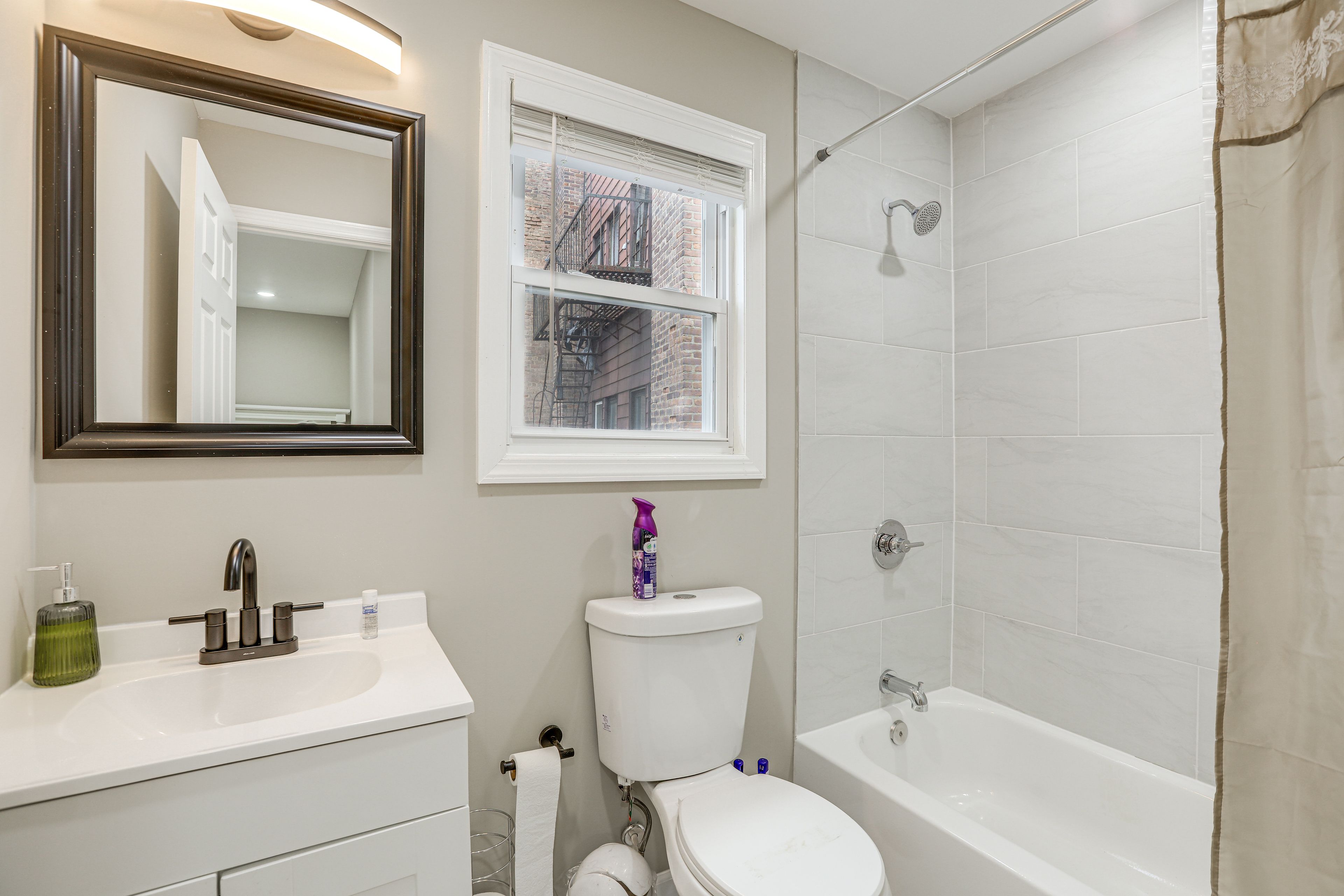 Full Bathroom | Complimentary Toiletries