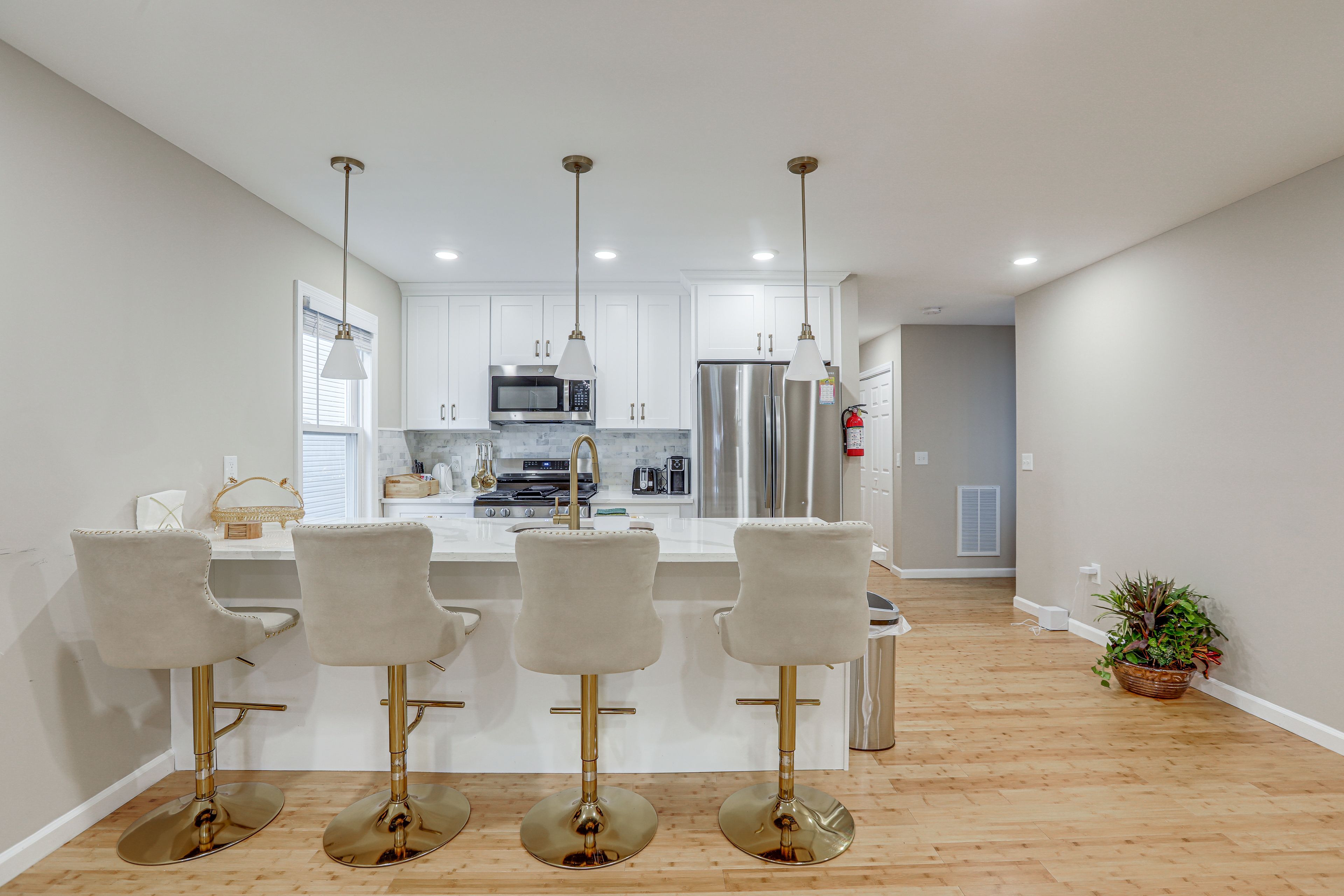 Dining Bar | Dishware/Flatware