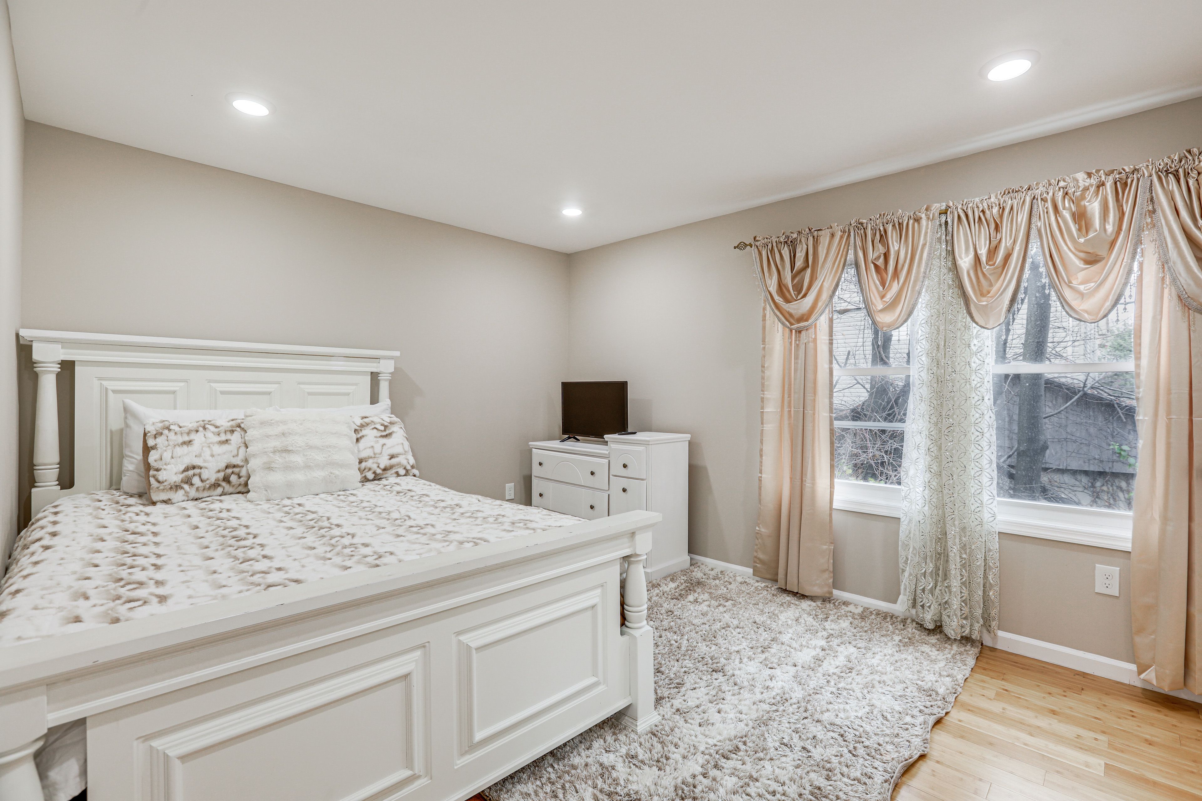 Bedroom 2 | Queen Bed | Smart TV