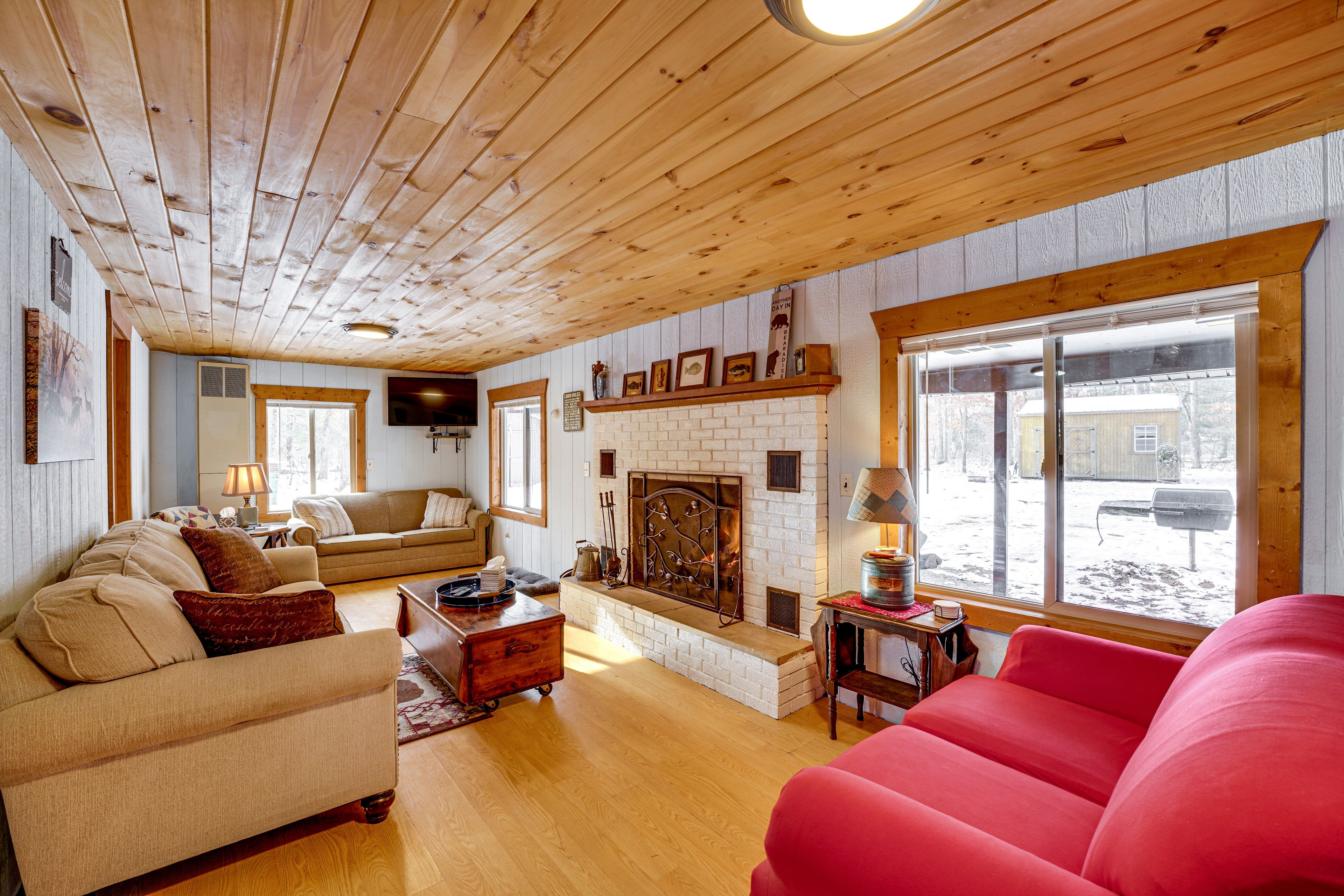 Living Room | Free WiFi | Smart TV | Central Heating | Window A/C Unit
