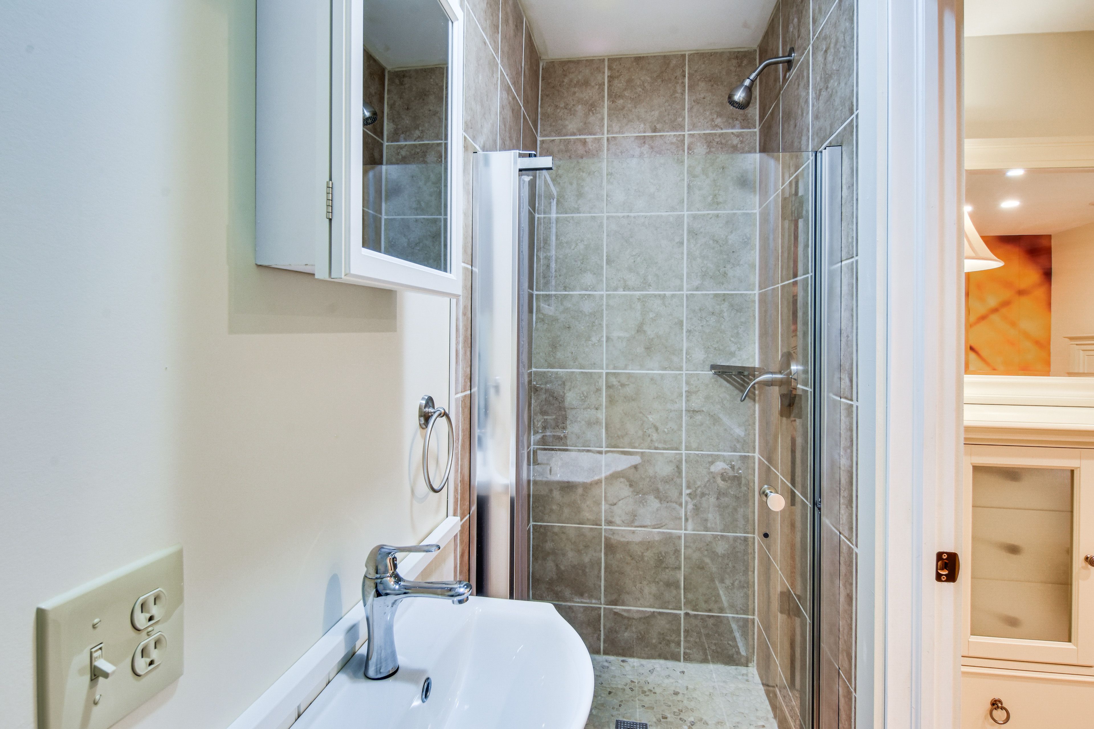 En-Suite Full Bathroom | Complimentary Toiletries | Towels Provided