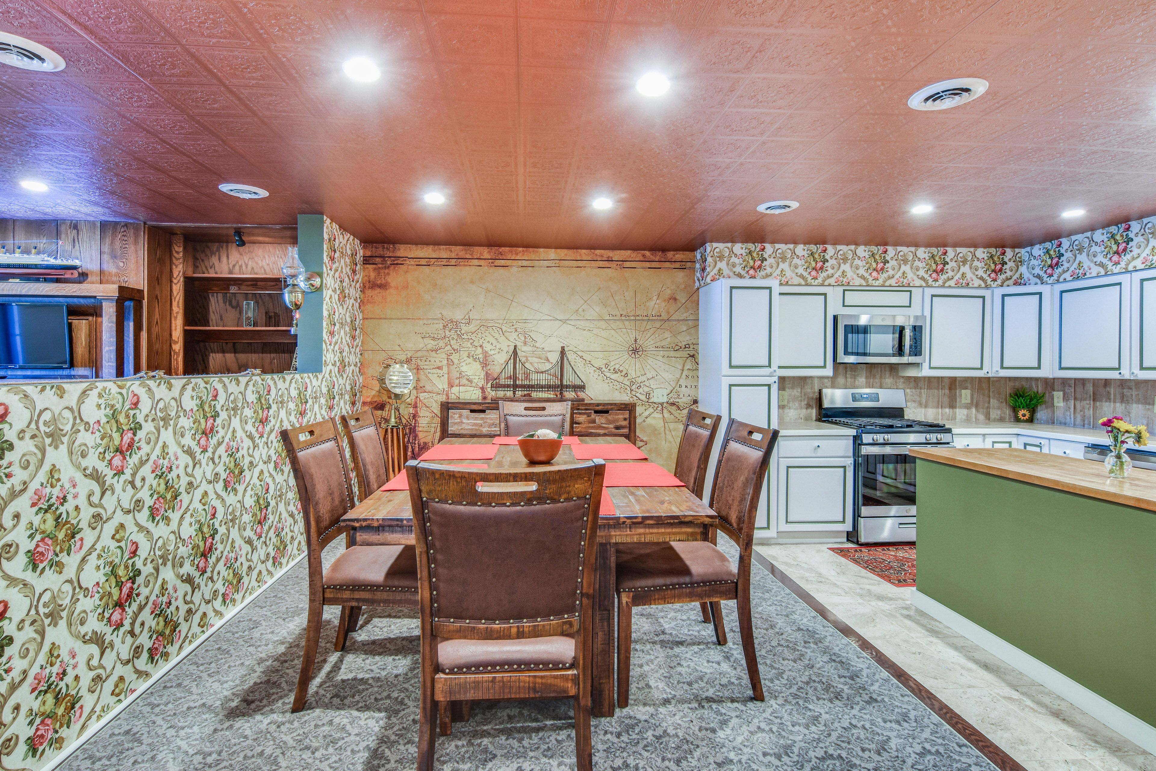 Dining Area | Dishware/Flatware Provided