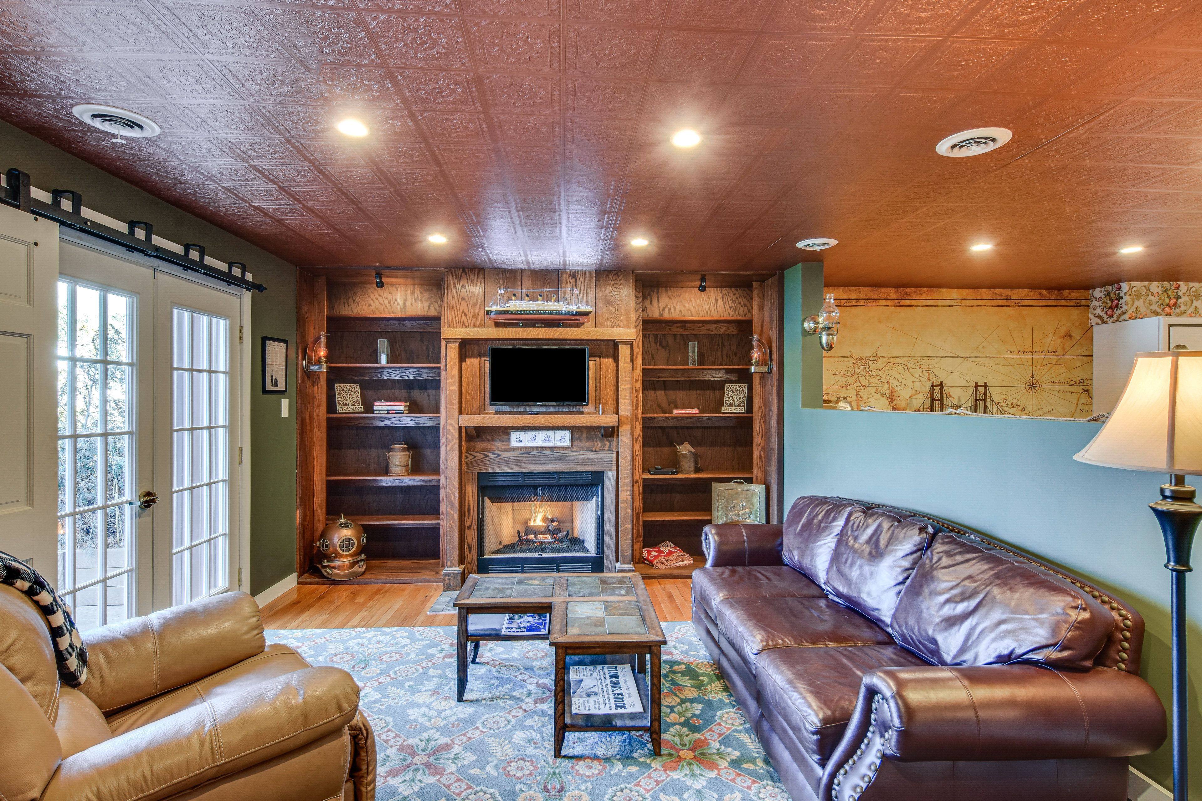 Living Room | Central Air Conditioning/Heat | Flat-Screen TV | Fireplace