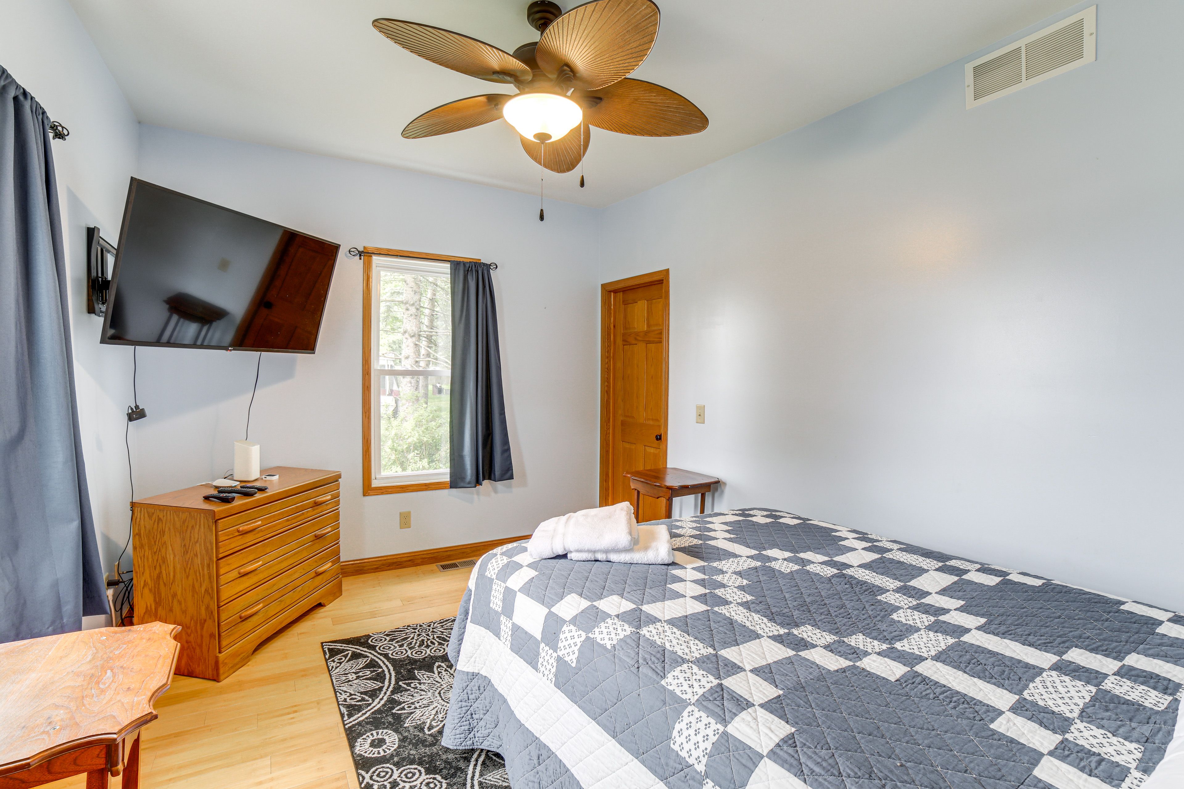 Bedroom 3 | Queen Bed | 1st Floor