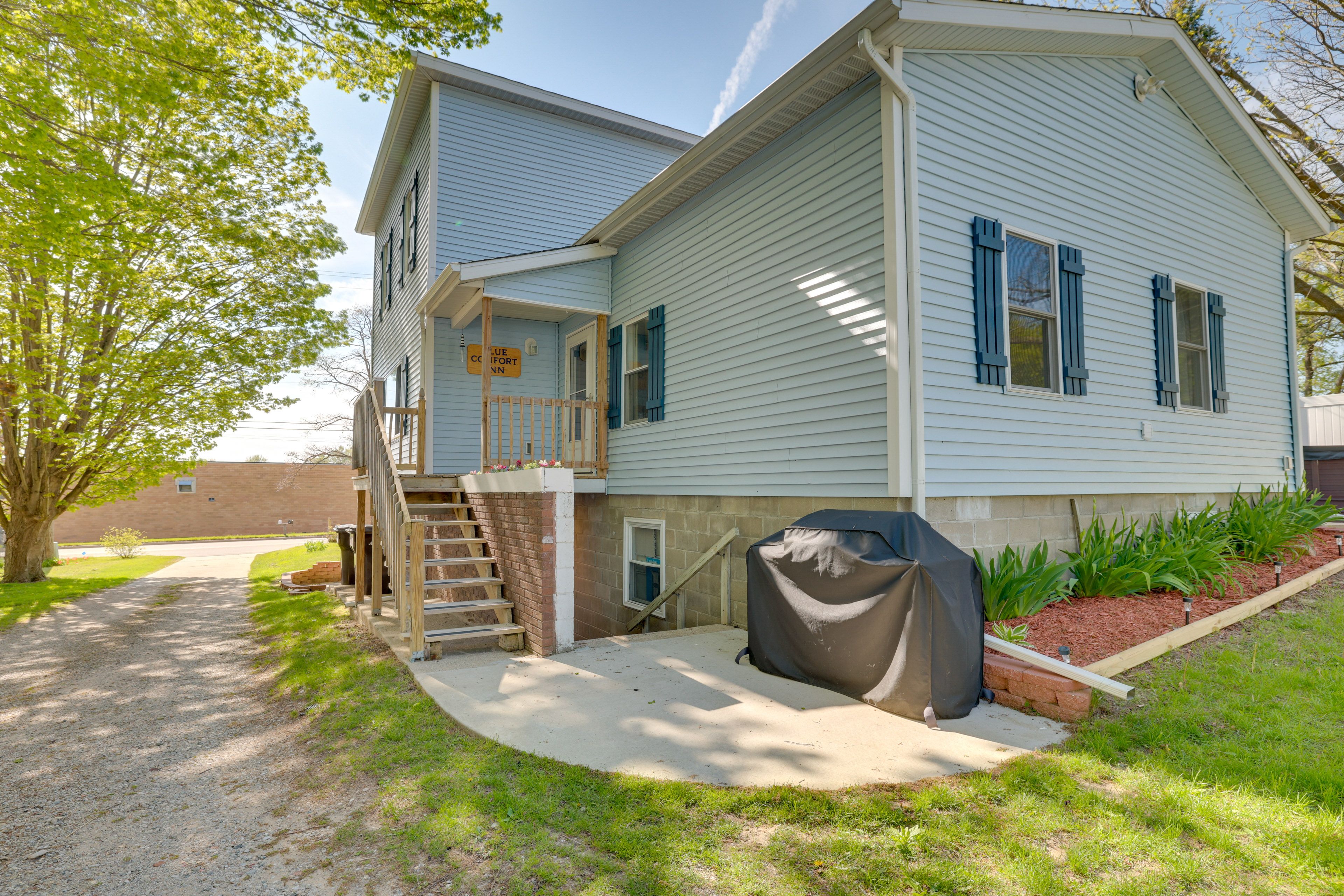 Yard | Gas Grill | Horseshoes