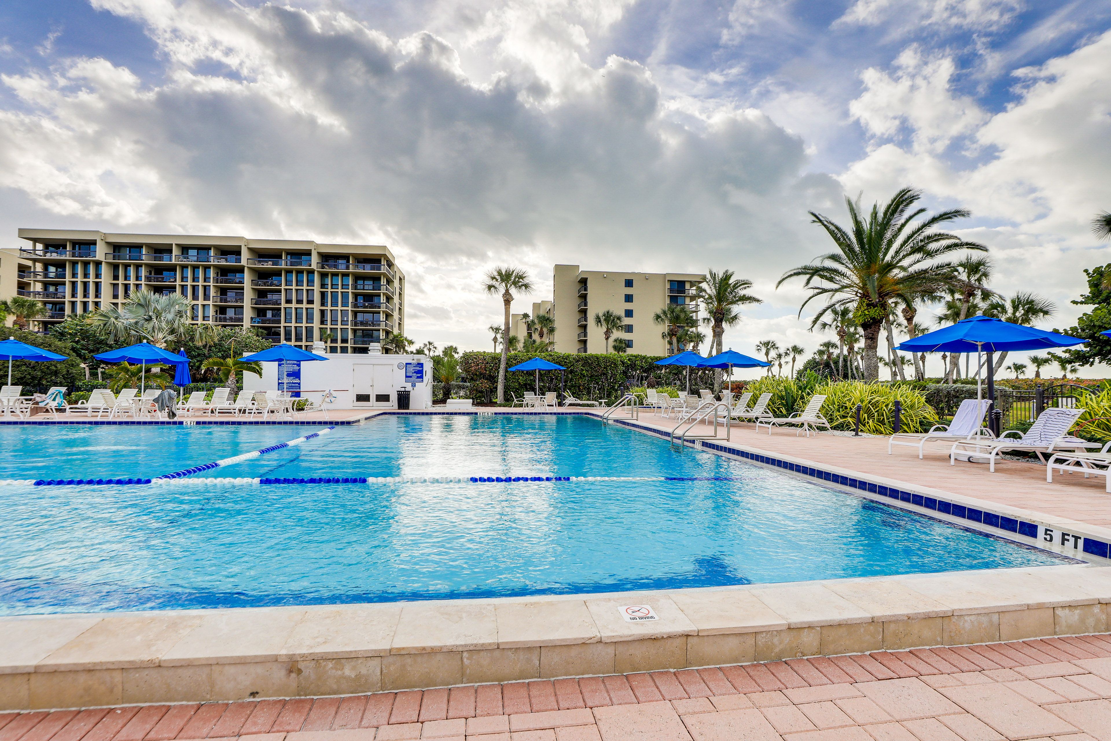 Community Pool & Hot Tubs