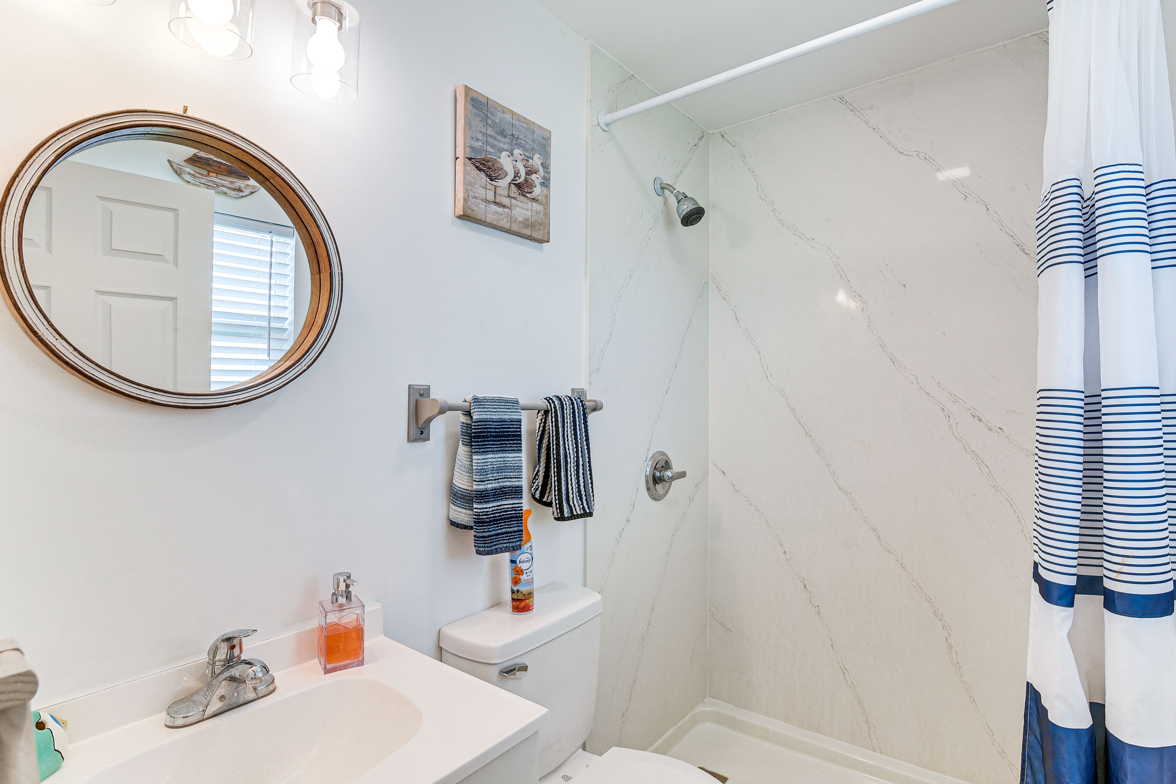Full Bathroom | Complimentary Toiletries