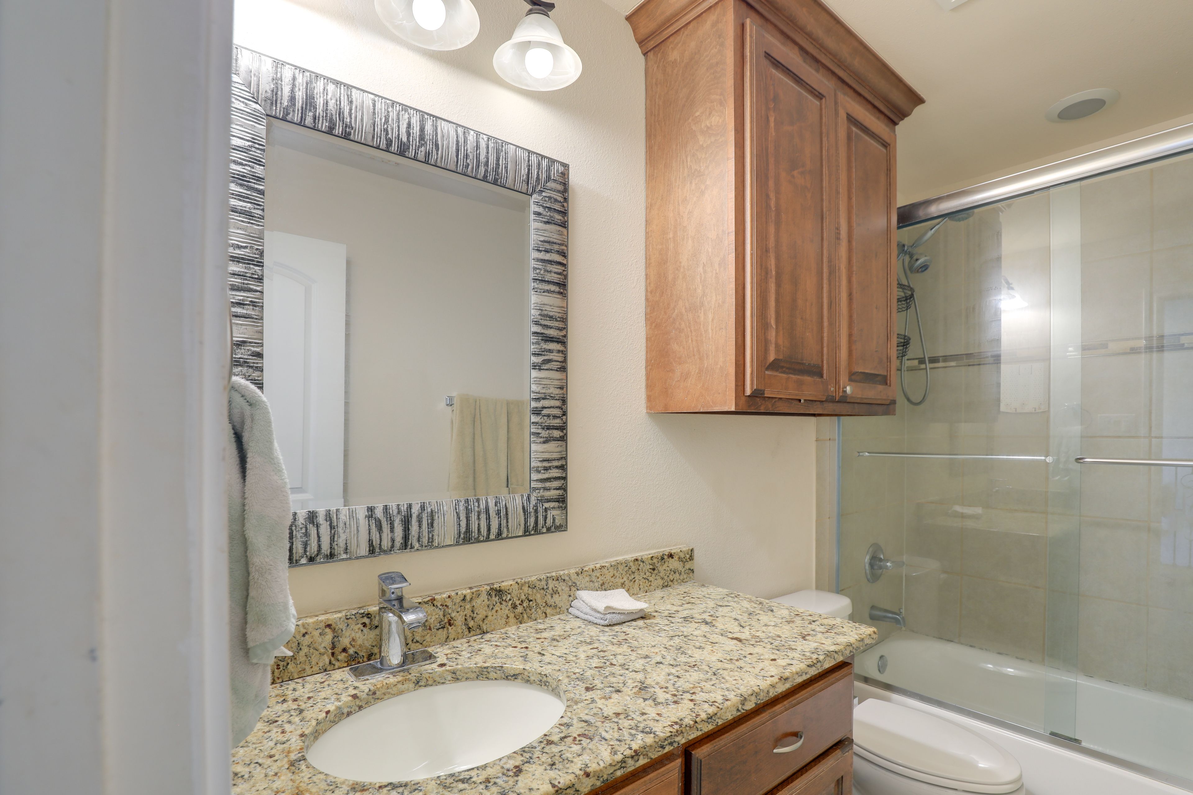 Full Bathroom | Towels & Linens Provided | 2nd Floor