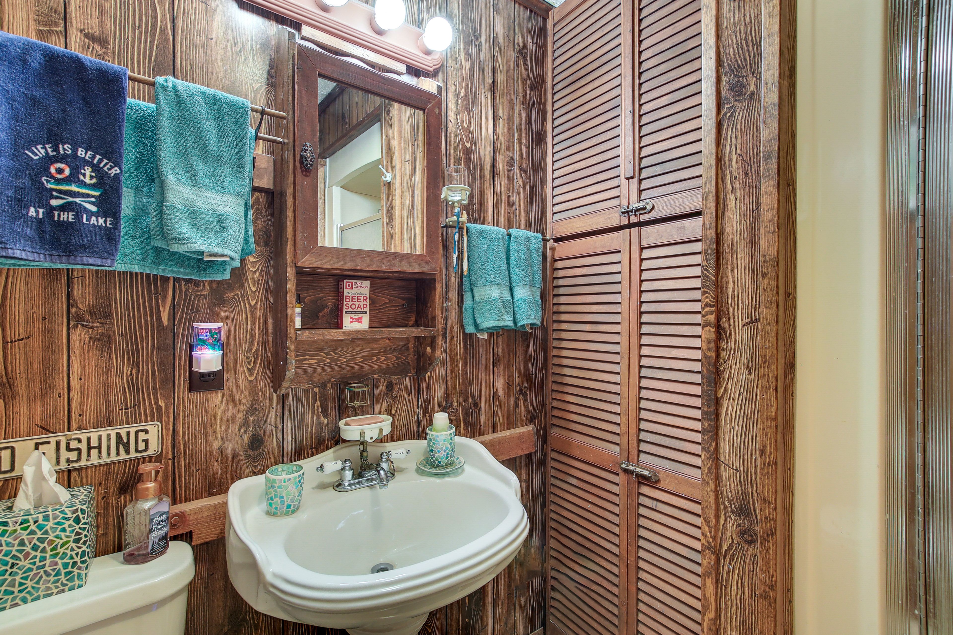 Full Bathroom | Towels Provided | Complimentary Toiletries