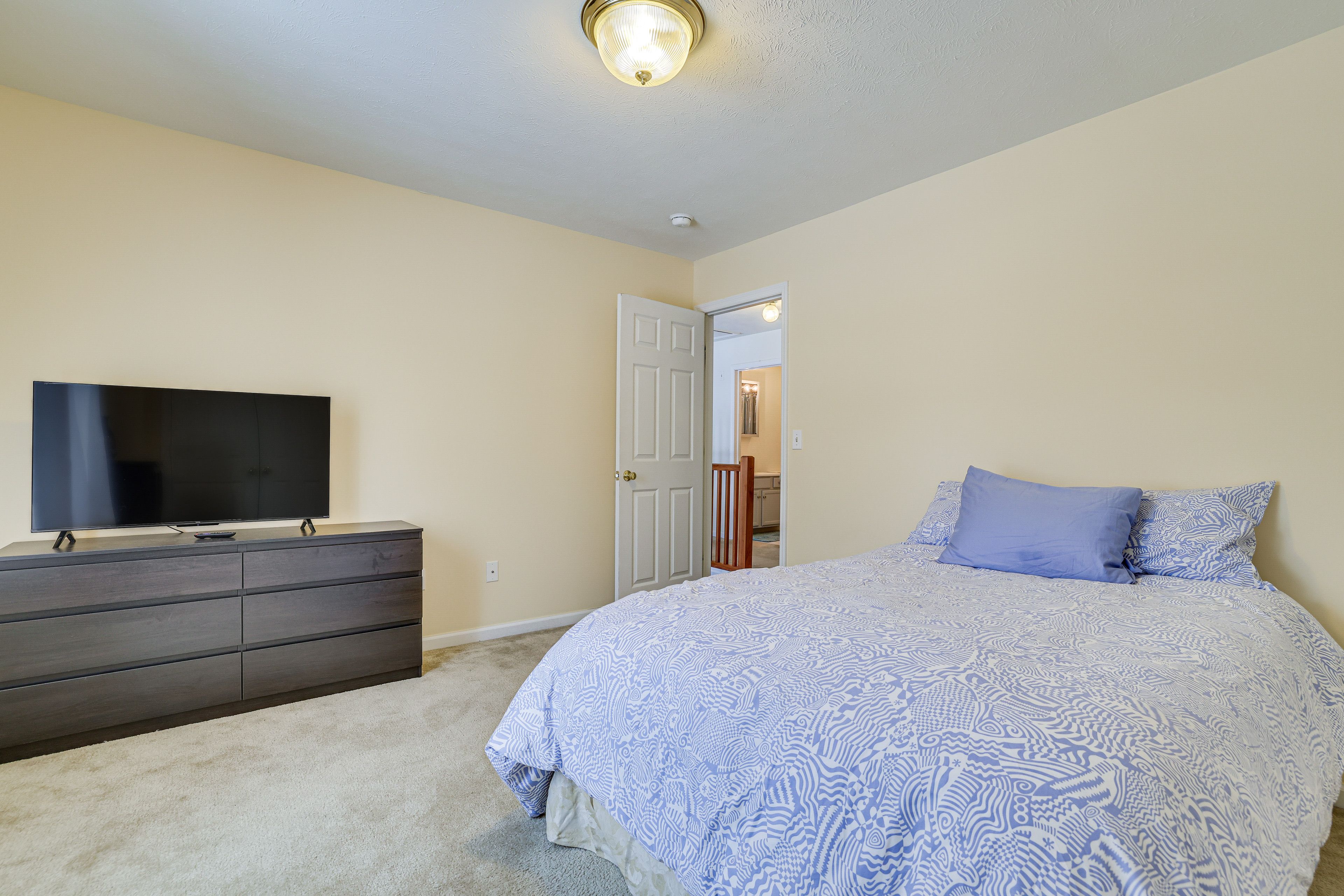 Bedroom 2 | Full Bed | Smart TV | 2nd Floor