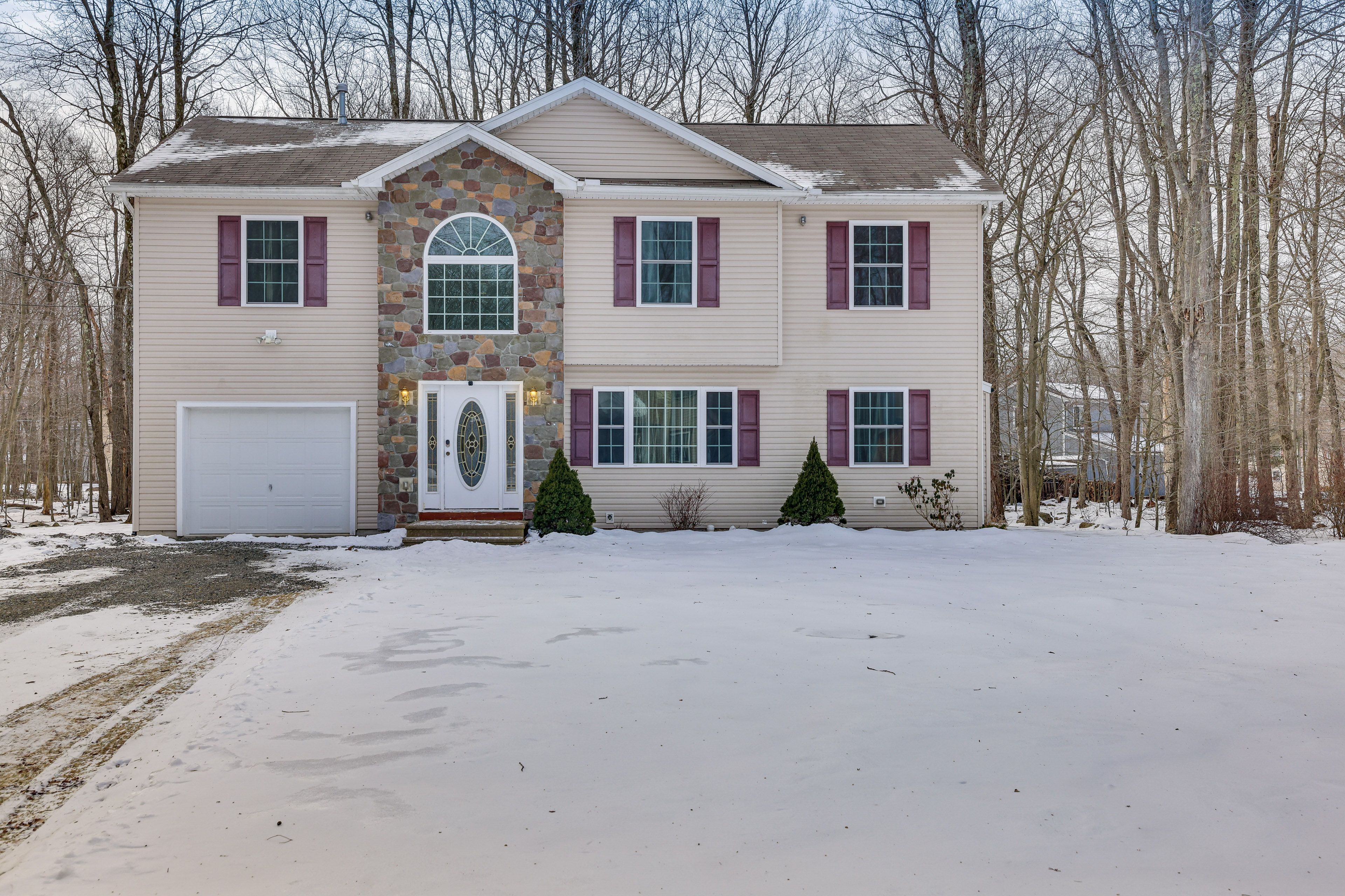 Exterior | Parking | Driveway (2 Vehicles) | Access to Community Amenities