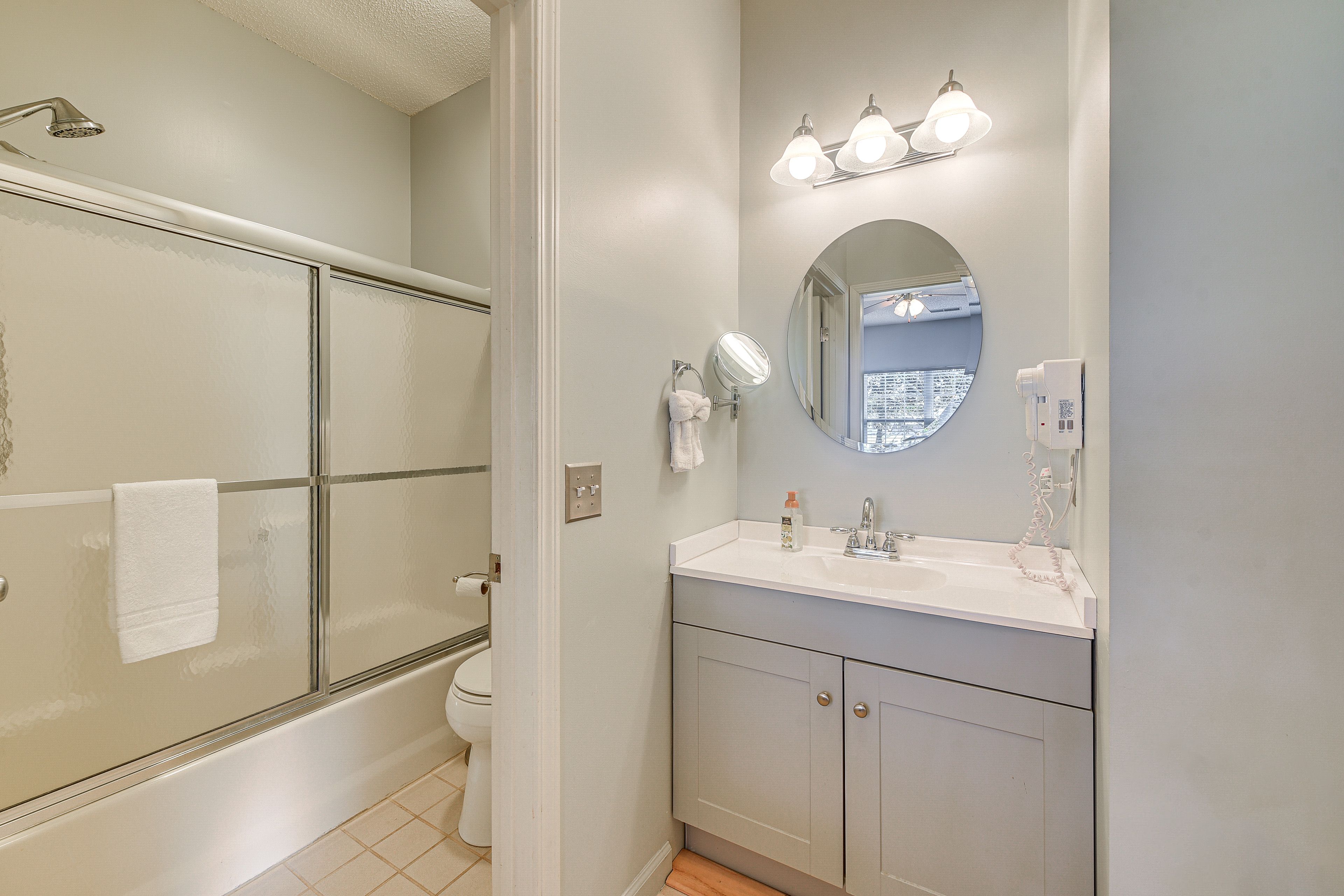 Full Bathroom | Towels Provided