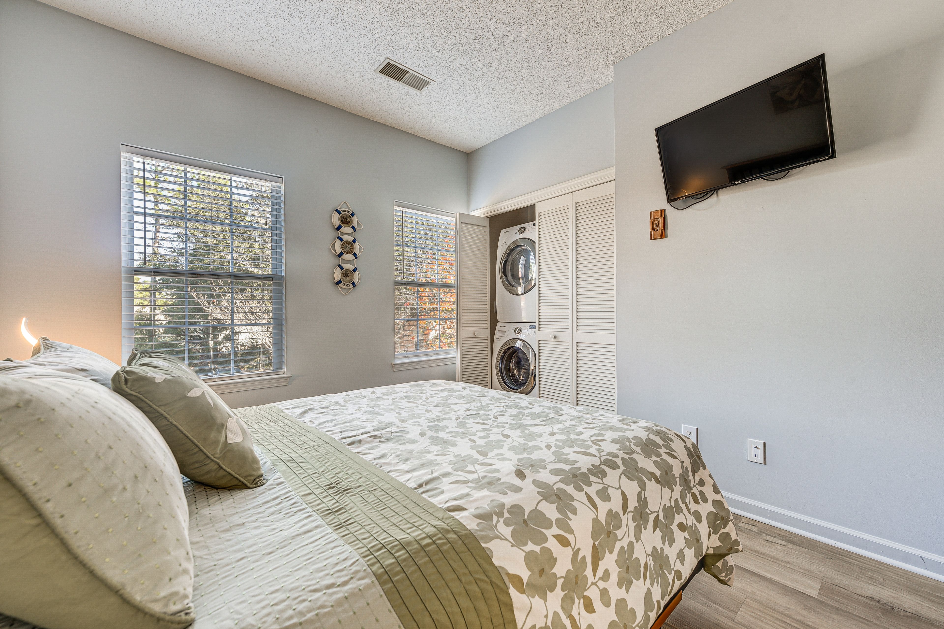 Bedroom 2 | Queen Bed