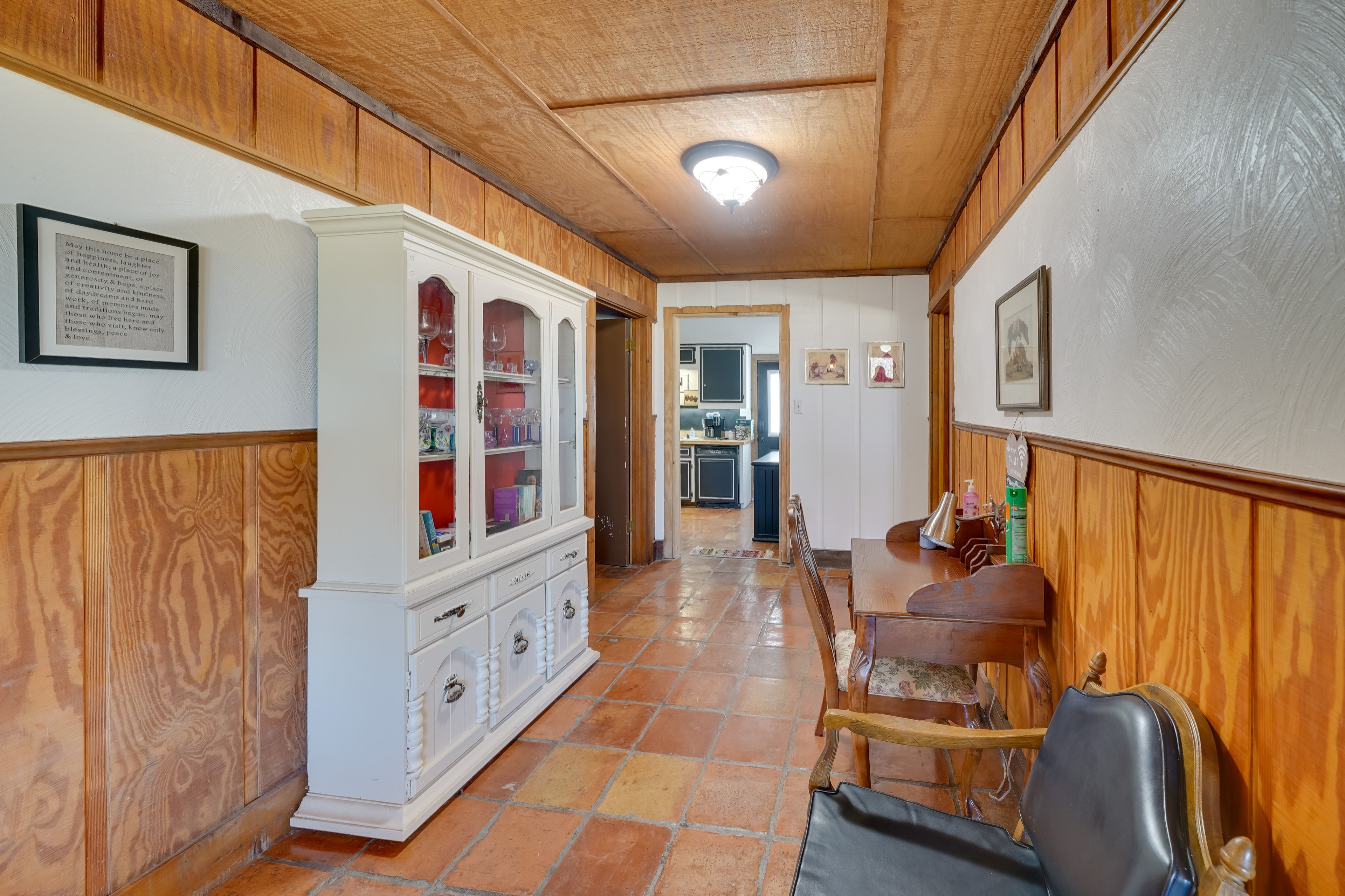 Hallway | Laptop-Friendly Workspace