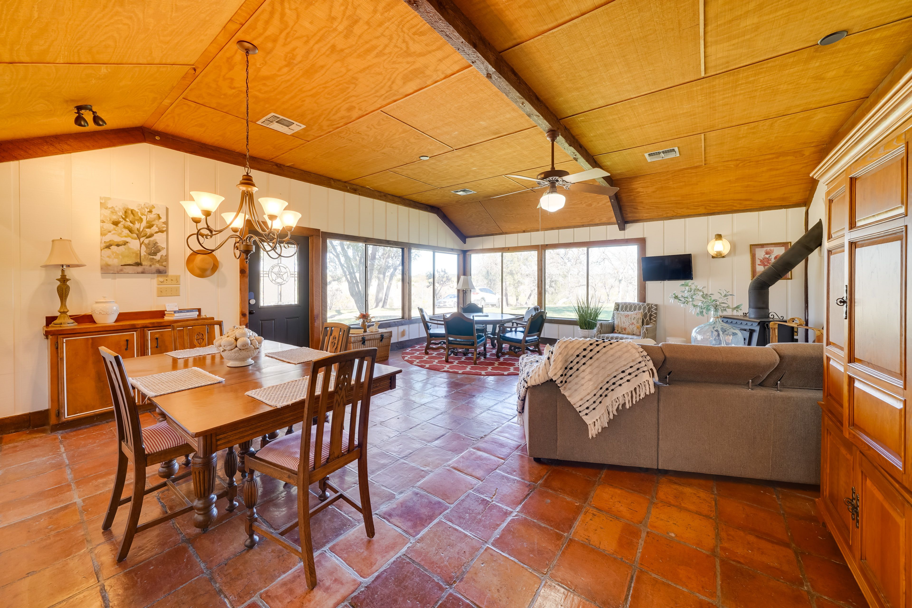 Dining Area | Dishware & Flatware Provided