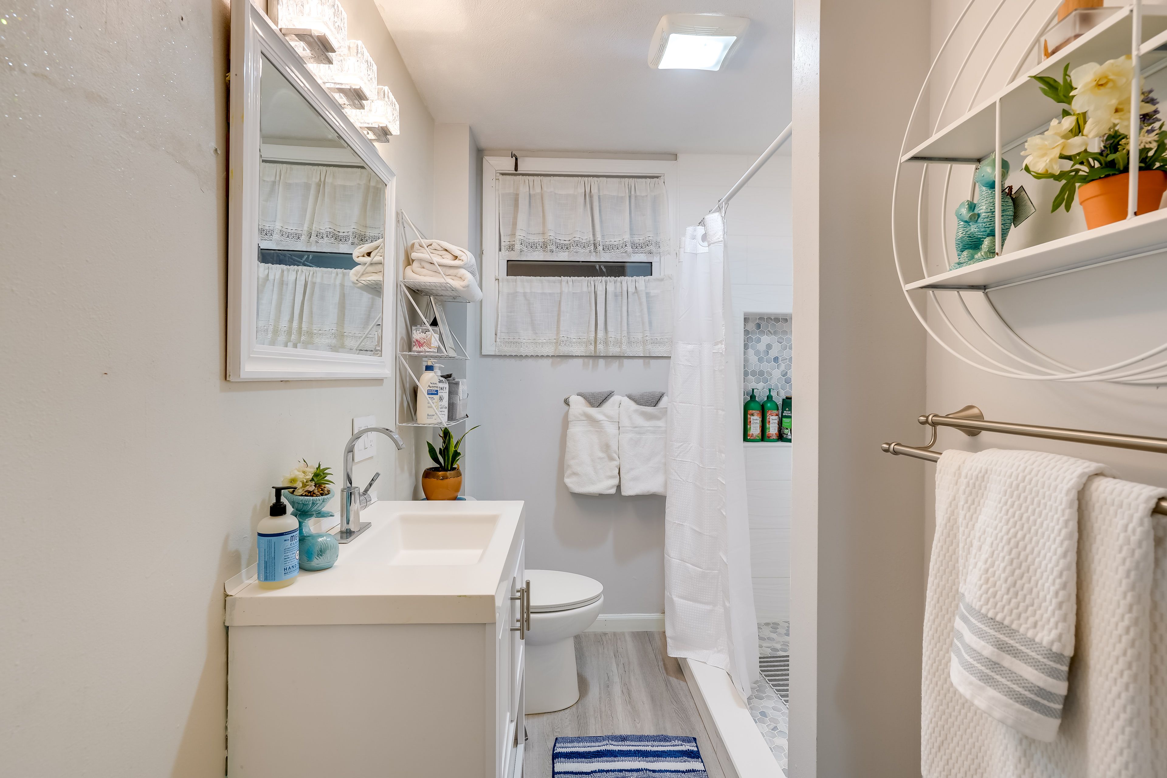 Full Bathroom | Complimentary Toiletries