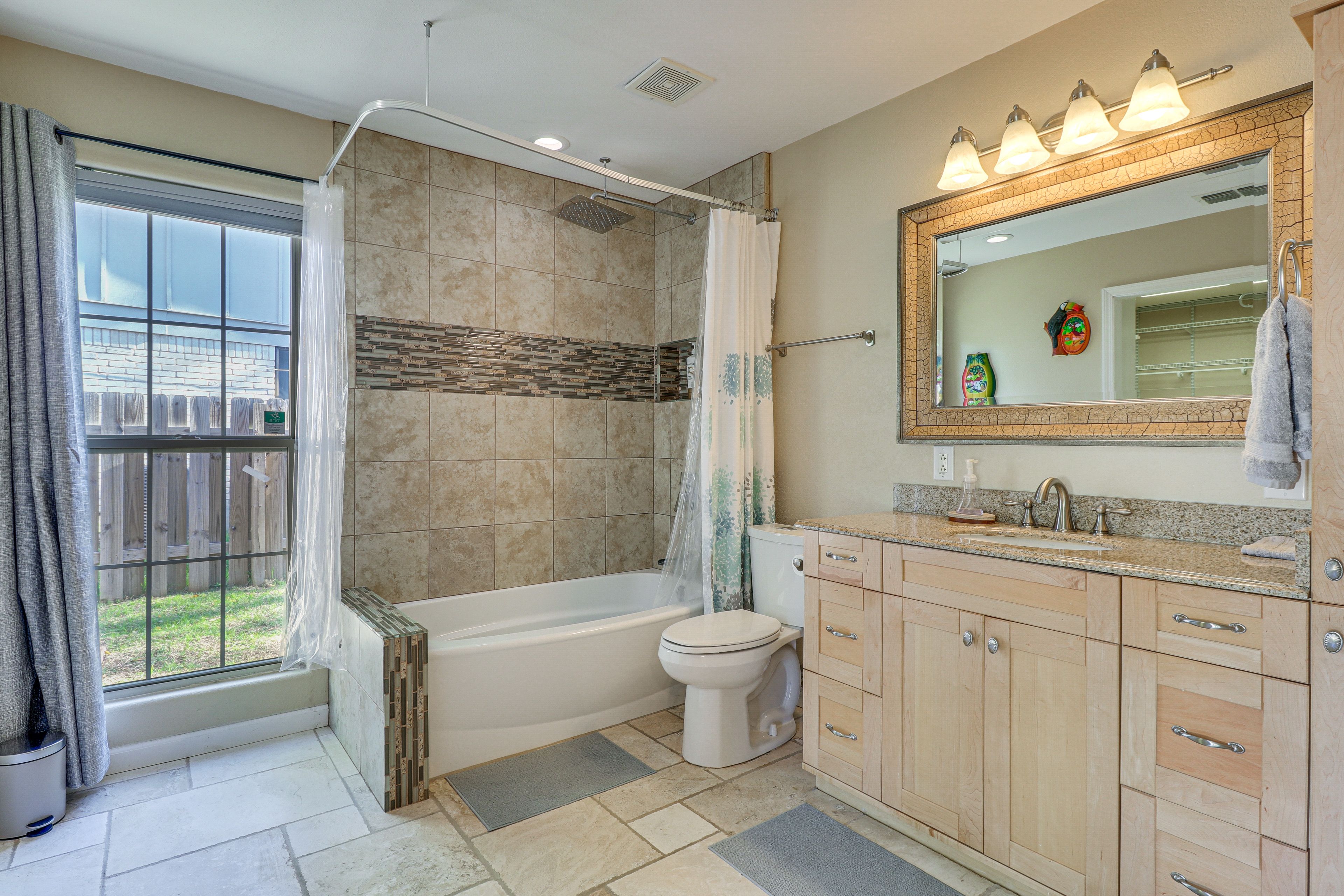 Full Bathroom | Shower/Tub Combo | Complimentary Toiletries | Hair Dryer