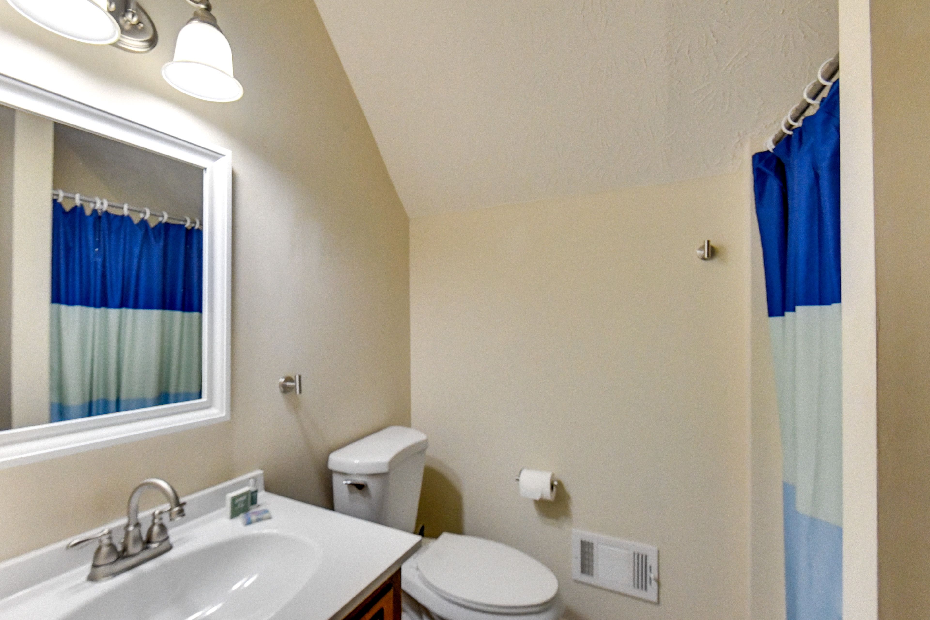 Full Bathroom | 3rd Floor