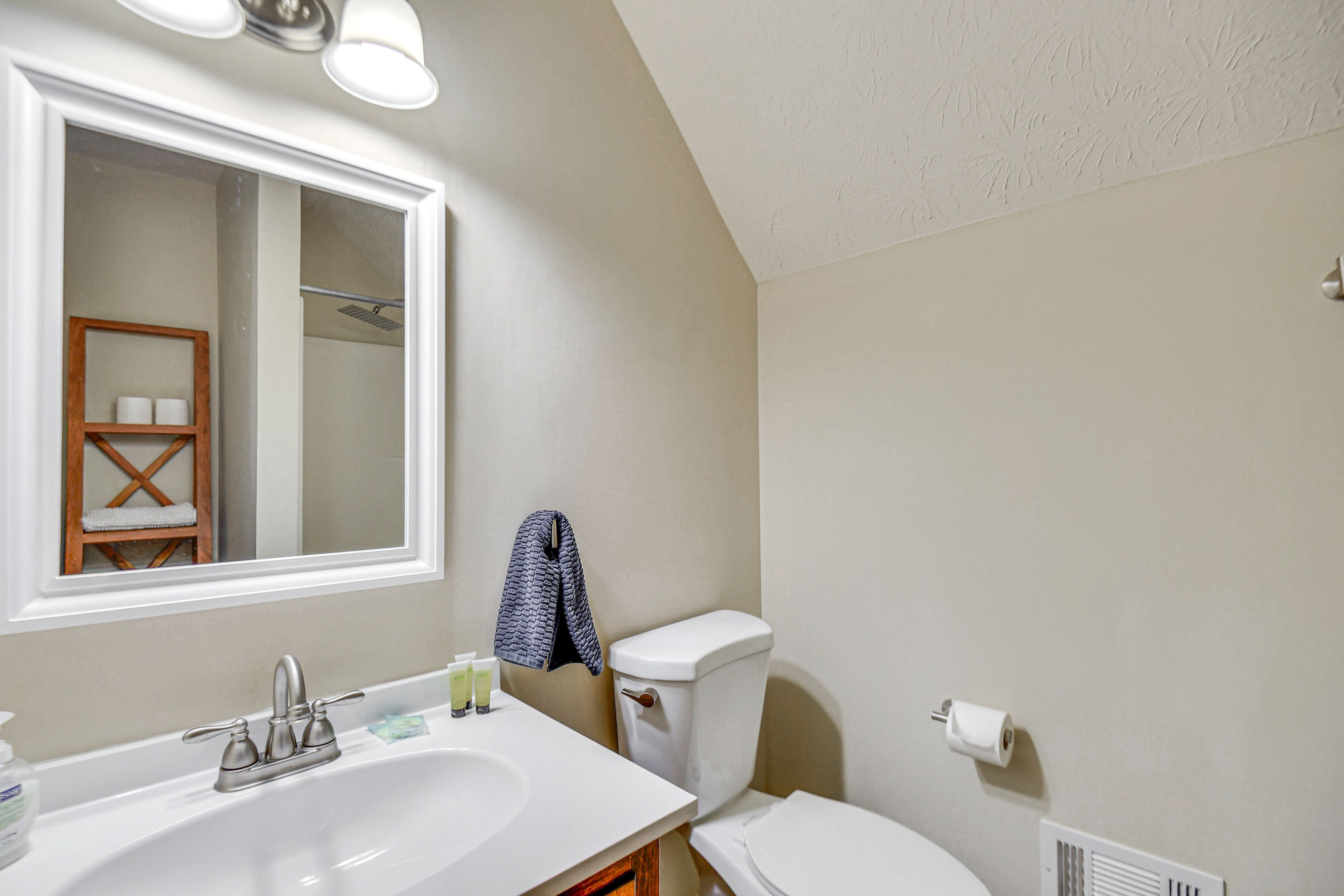 Full Bathroom | 3rd Floor