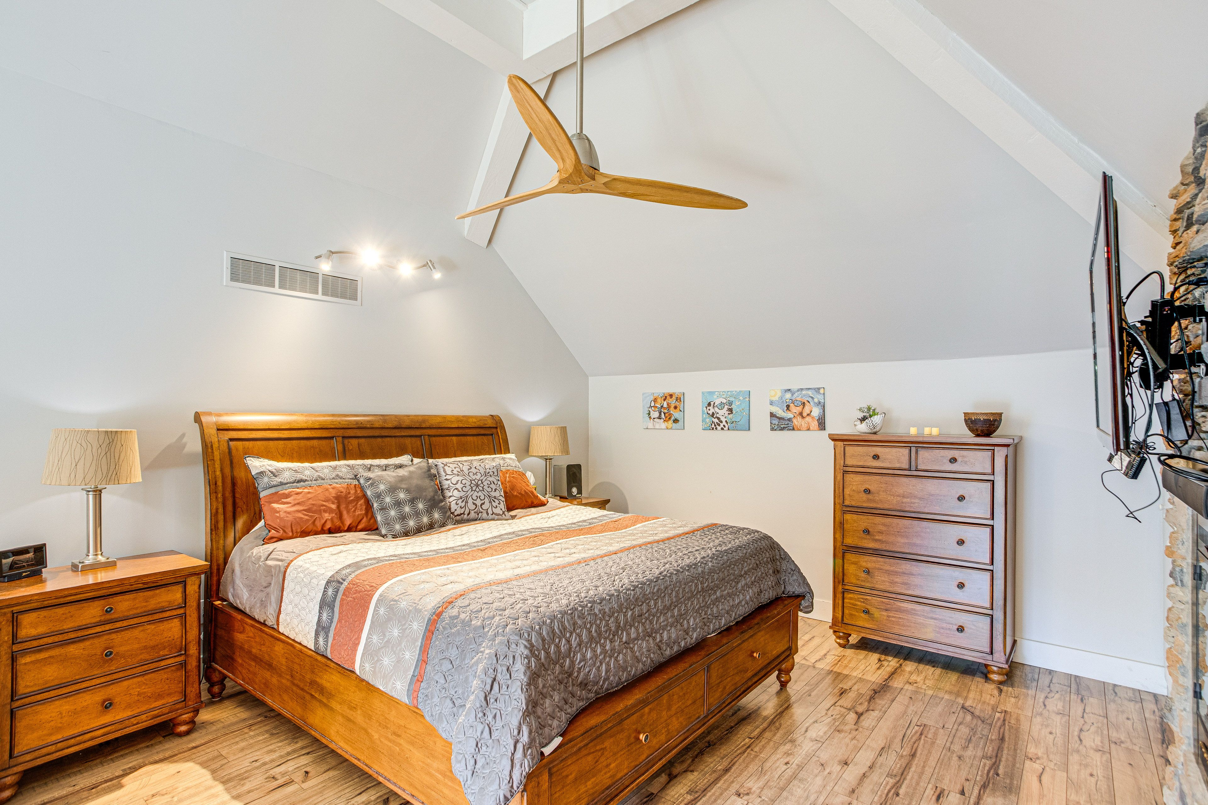 Bedroom Suite | King Bed | Linens Provided