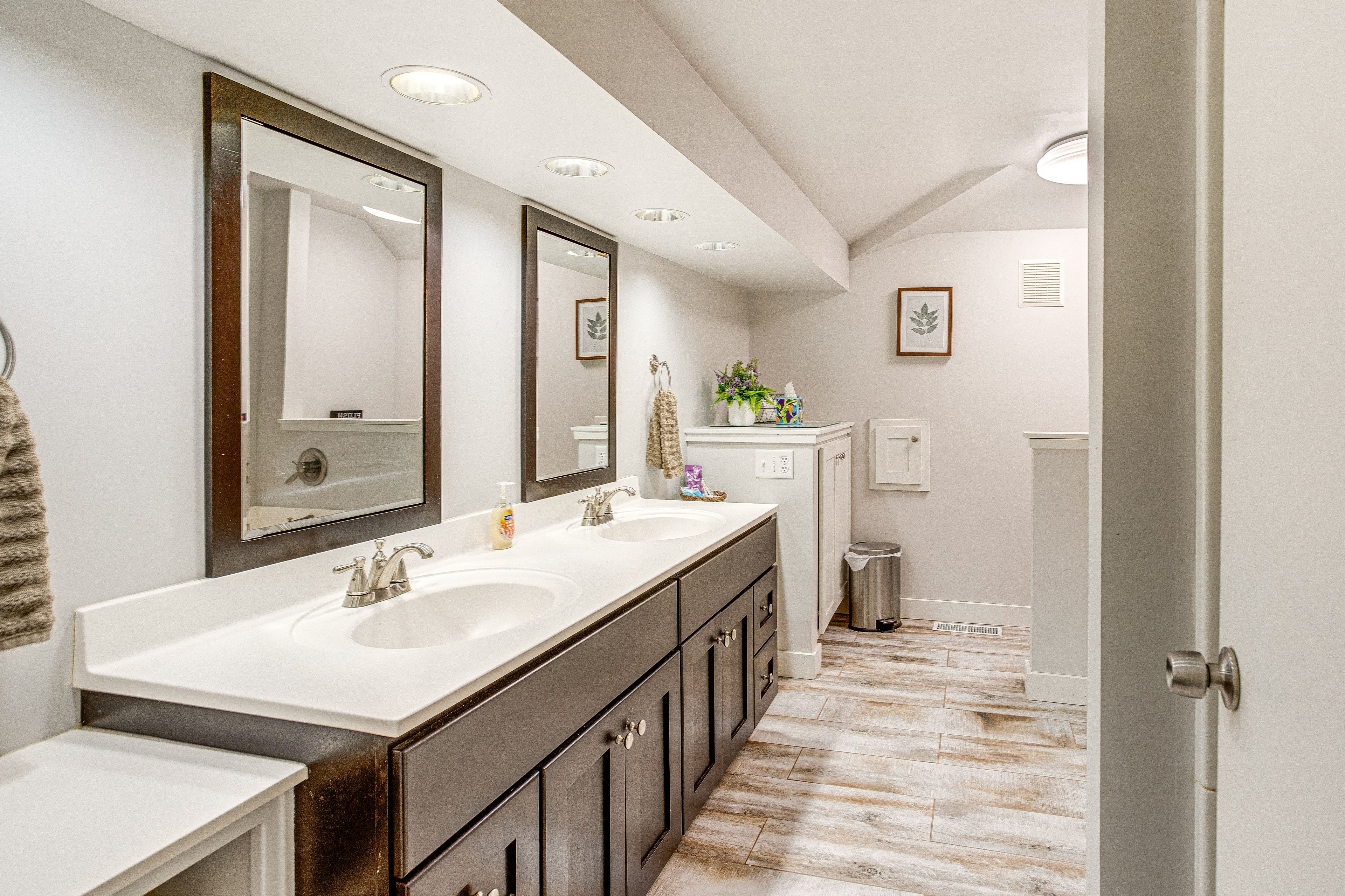 Full Bathroom | Towels Provided