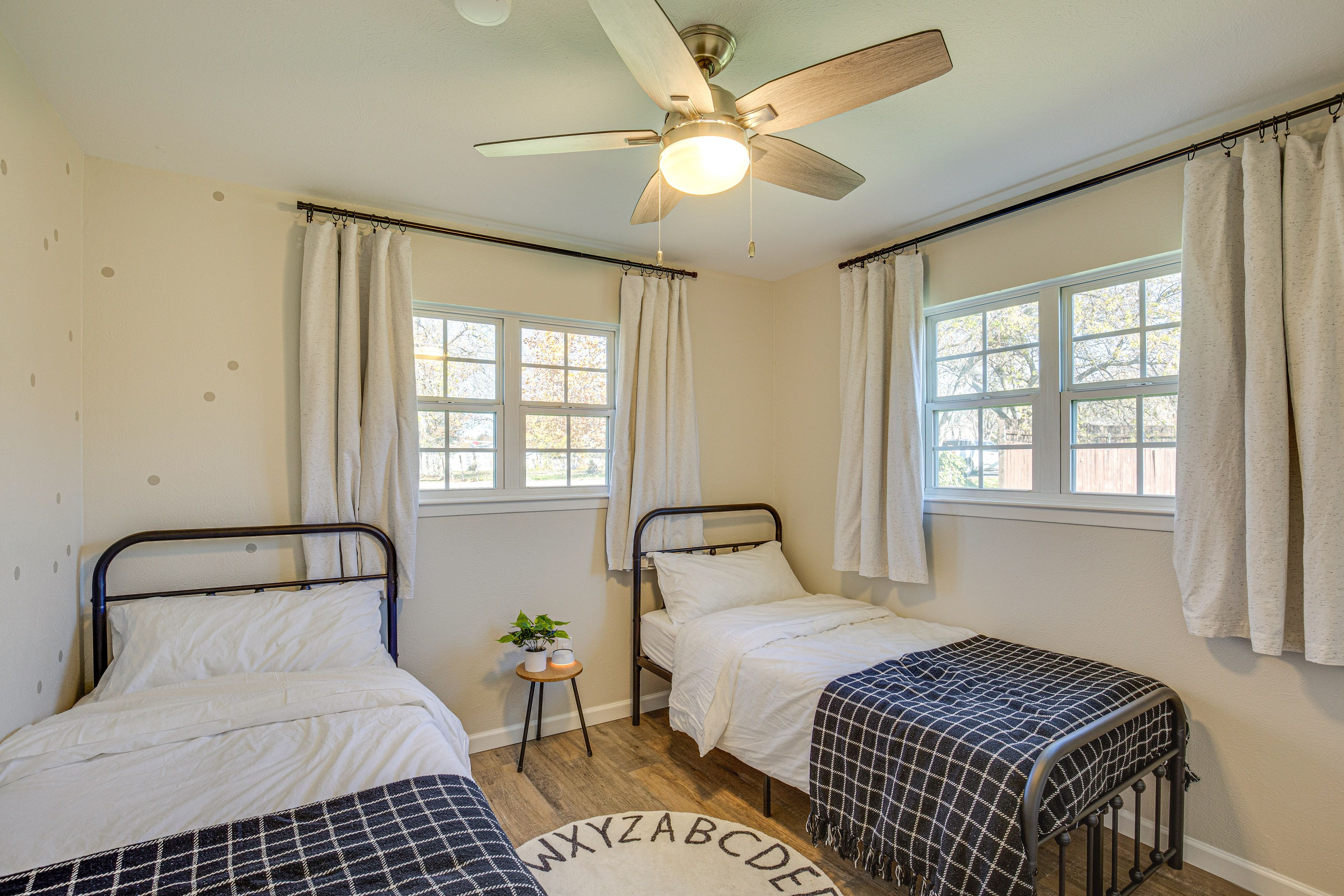 Bedroom 2 | 2 Twin Beds | Towels Provided